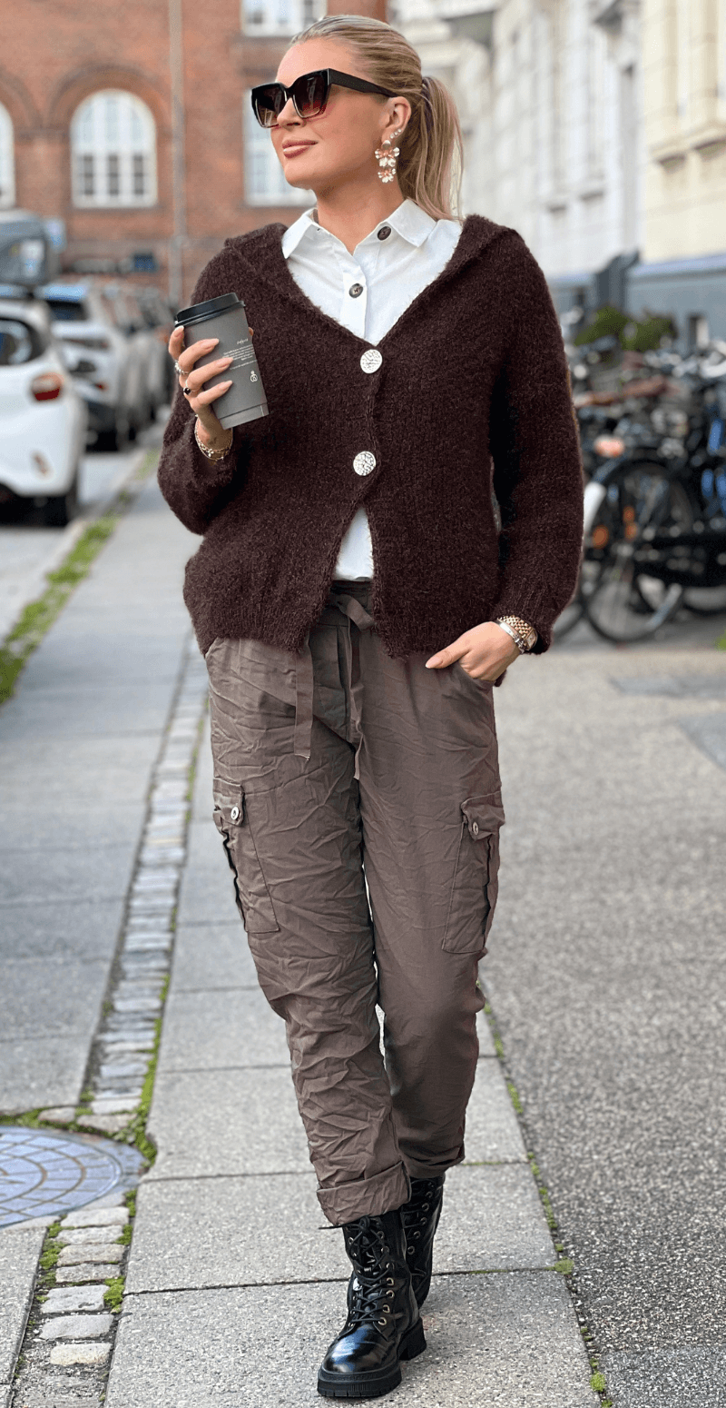 Saseline cardigan med hætte og guldknapper brun LikeLondon