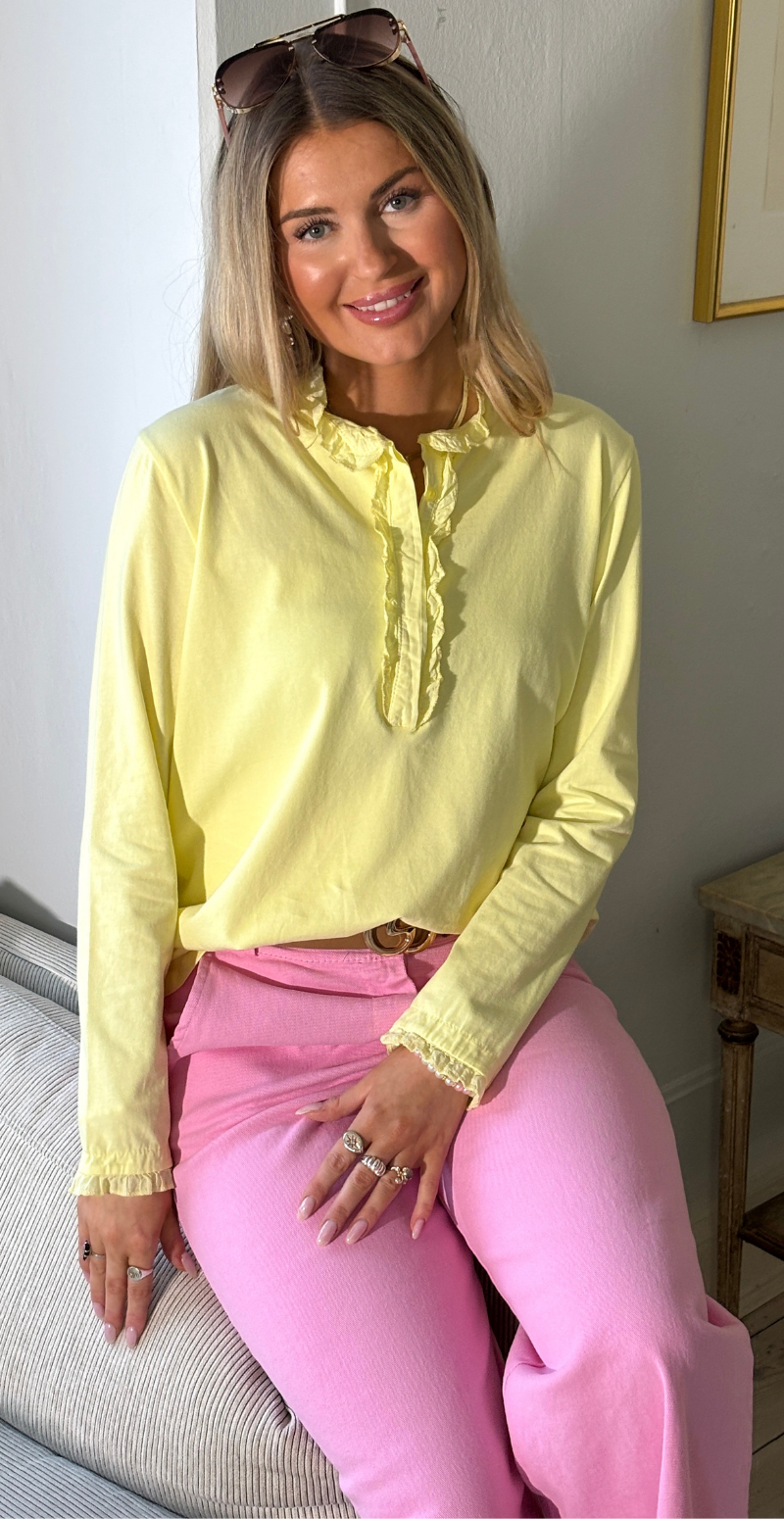 Alpha bluse med stolpelukning og flæsedetaljer gul LikeLondon