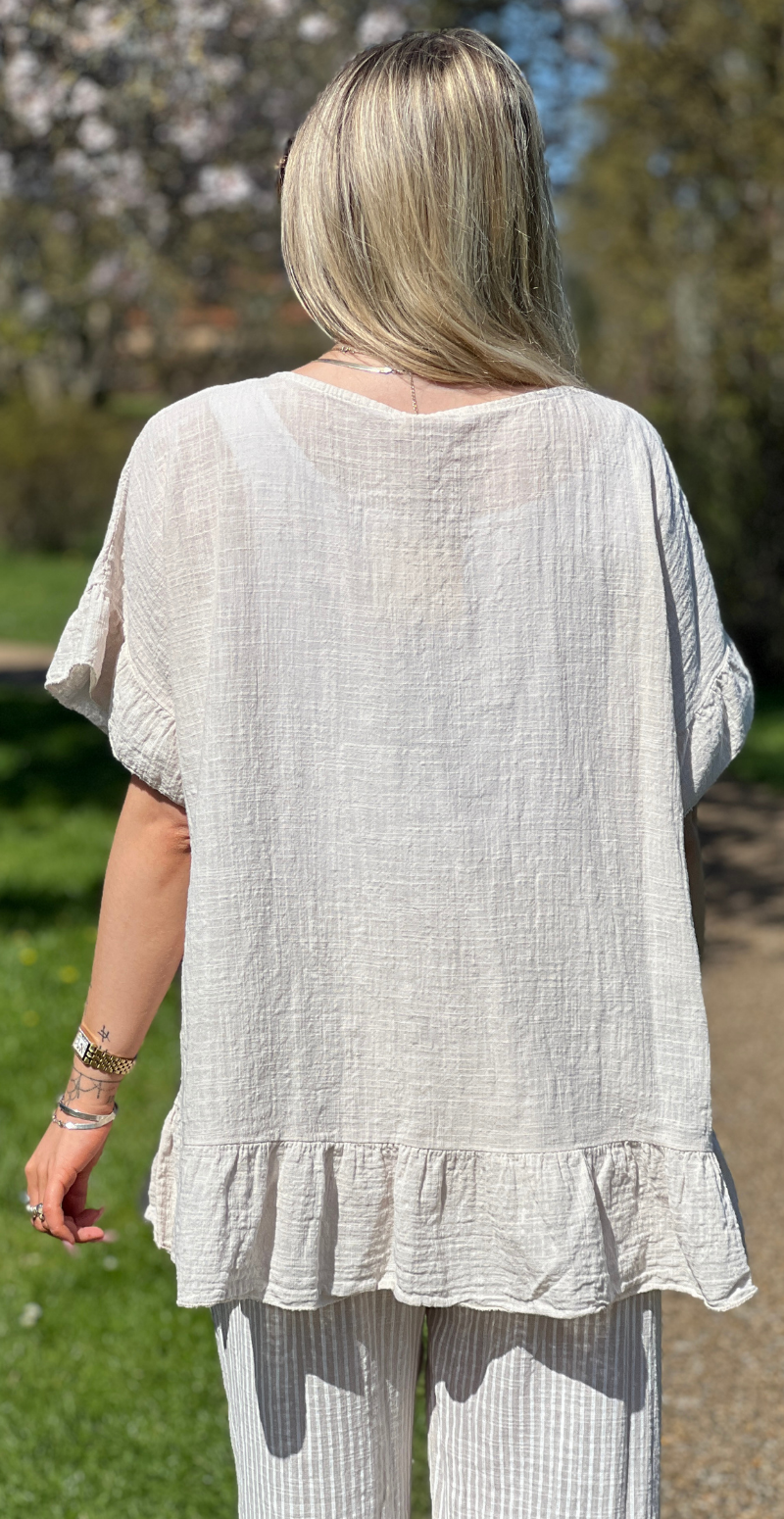 Carolina kortærmet bluse med peplum og hæklet blomst beige LikeLondon