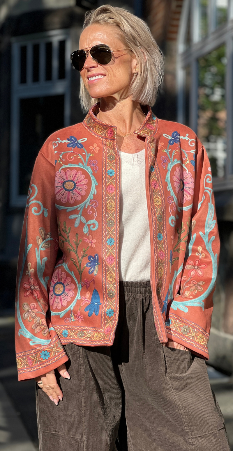 Estelle jakke i ruskindslook med blomstermønster rust LikeLondon
