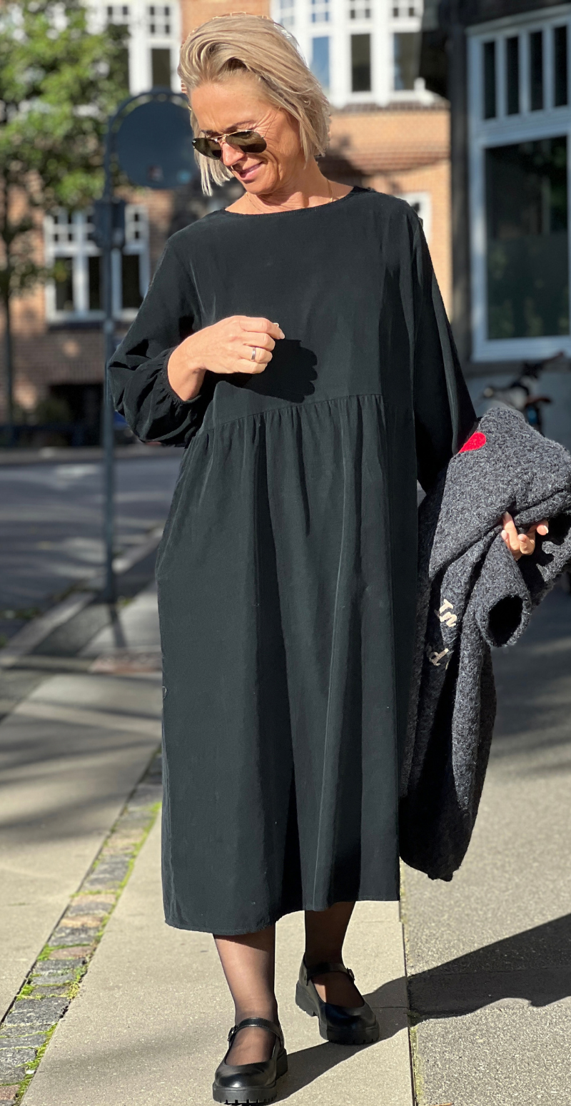Babette fløjlskjole med lommer og 3/4 ærmer sort LikeLondon