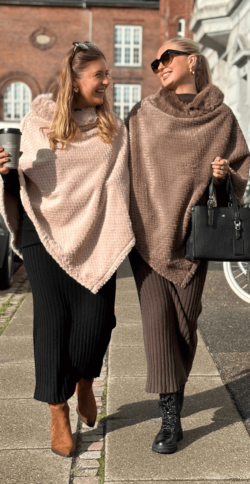 Liza poncho med bølget detalje rosa LikeLondon