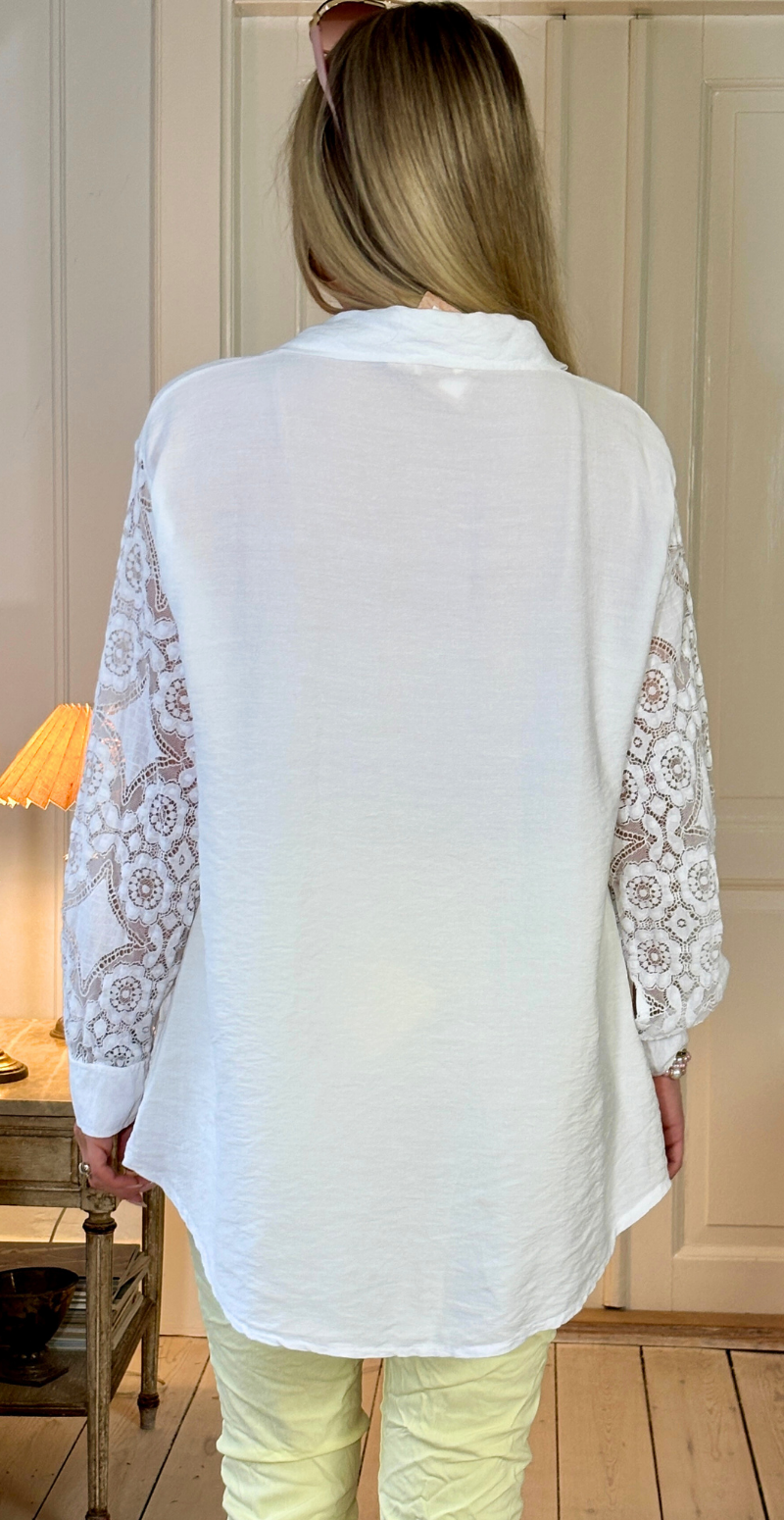 Simma skjorte med blondeærmer og lomme hvid LikeLondon