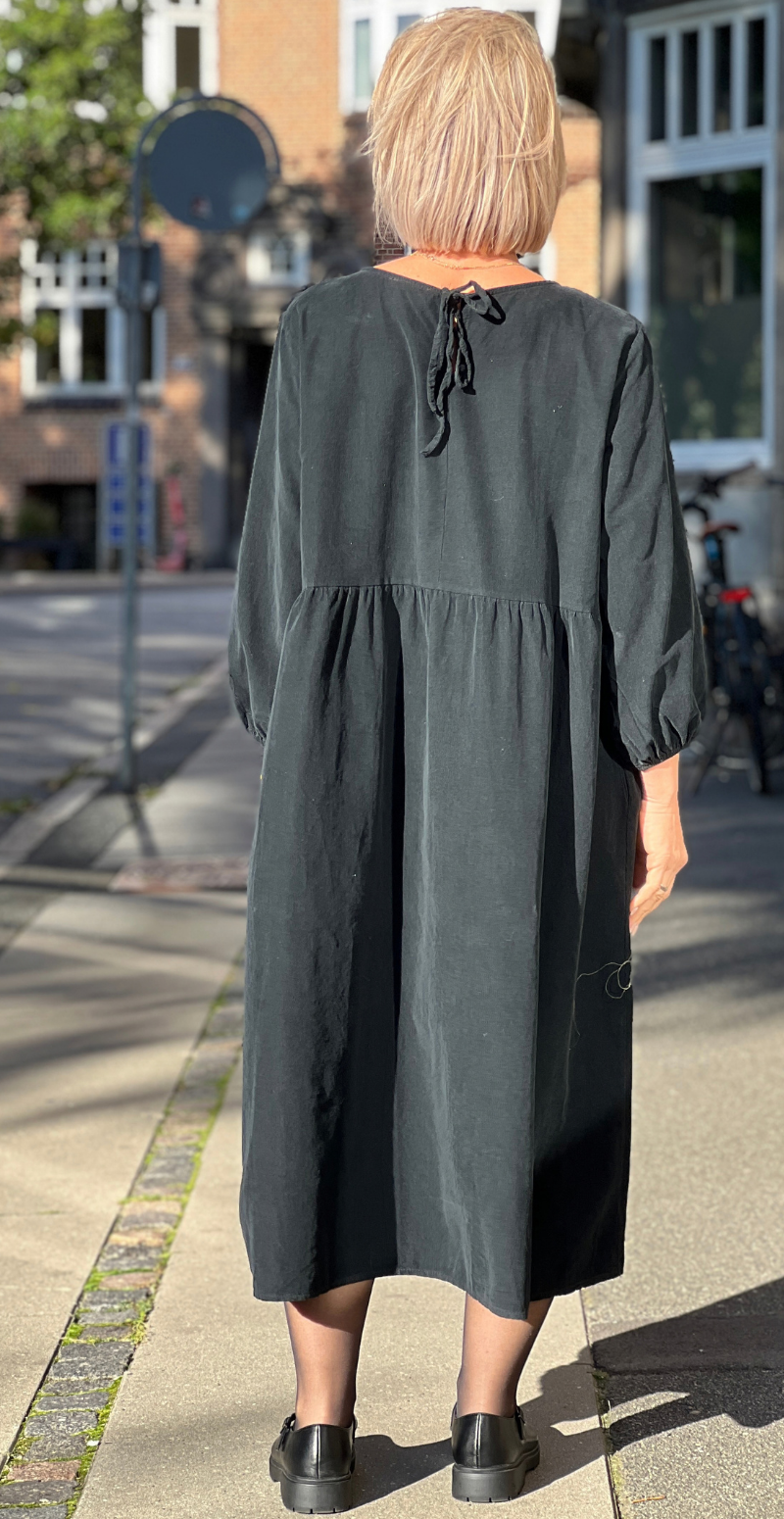 Babette fløjlskjole med lommer og 3/4 ærmer sort LikeLondon