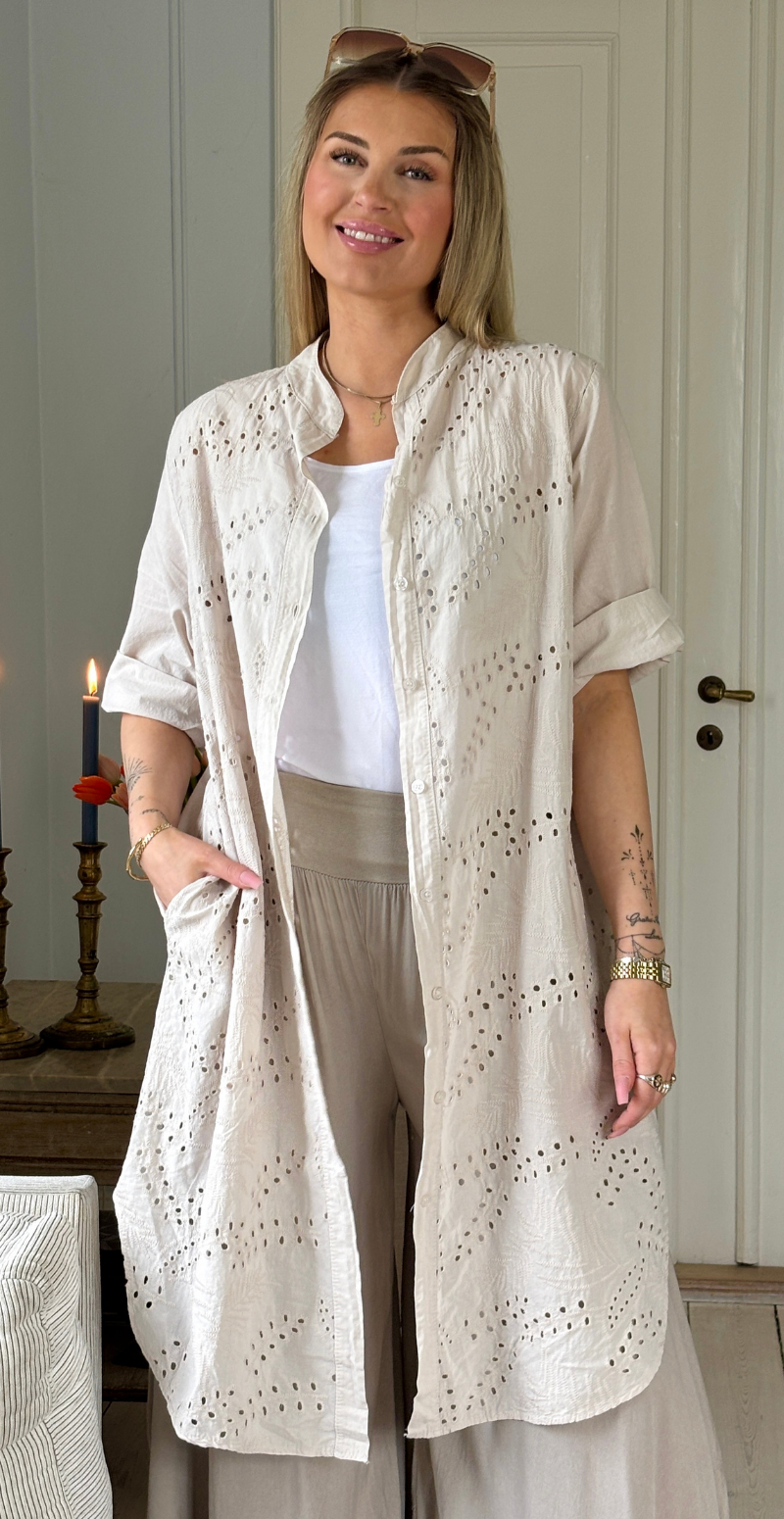 Amy kjole-tunika med knapper og broderi anglaise beige LikeLondon