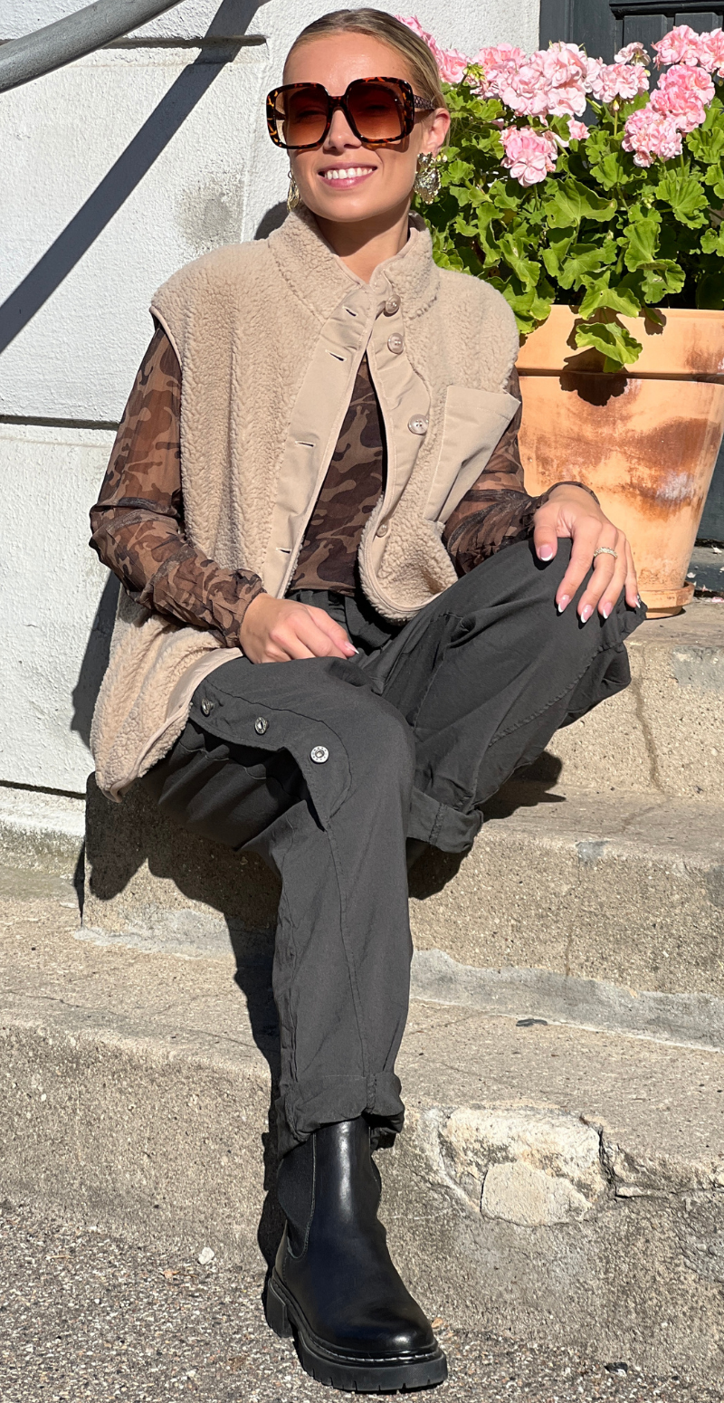 Onyx vest i teddy med brystlomme og knapper beige LikeLondon