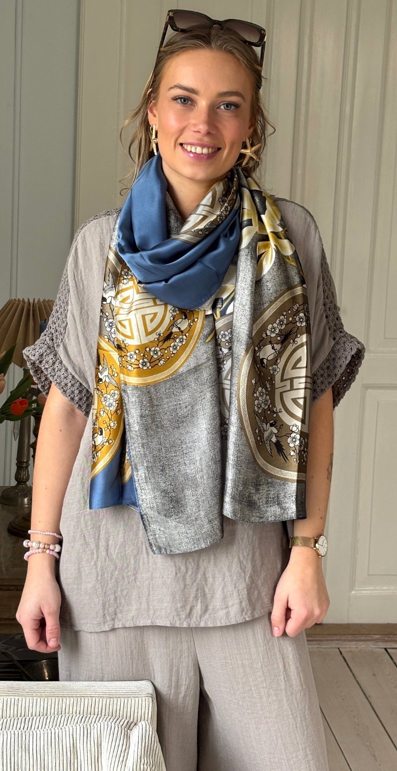 Tørklæde med fugle og blomster grå/blå LikeLondon