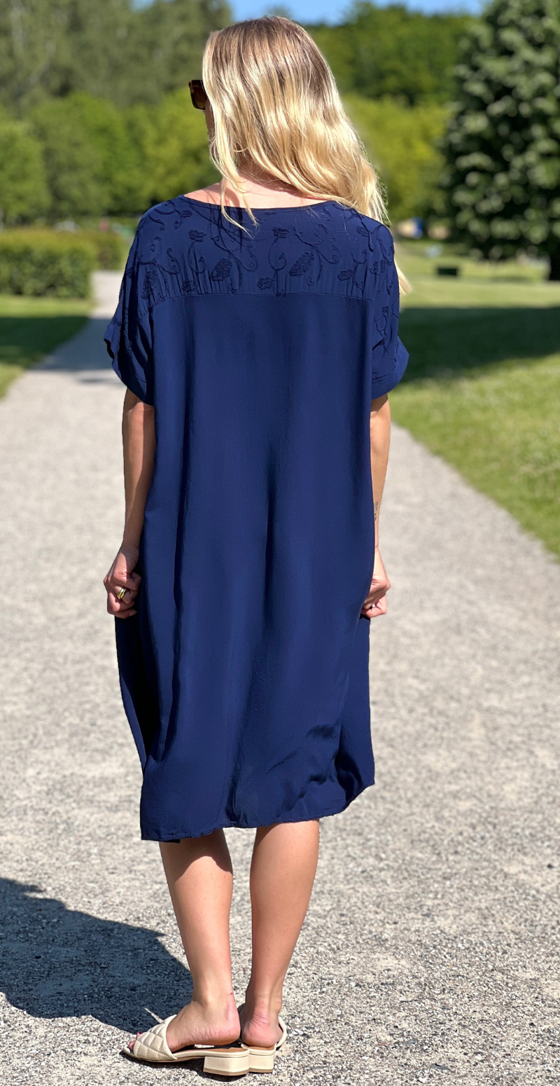 Lotte kjole med kort ærme og broderede detaljer navy LikeLondon