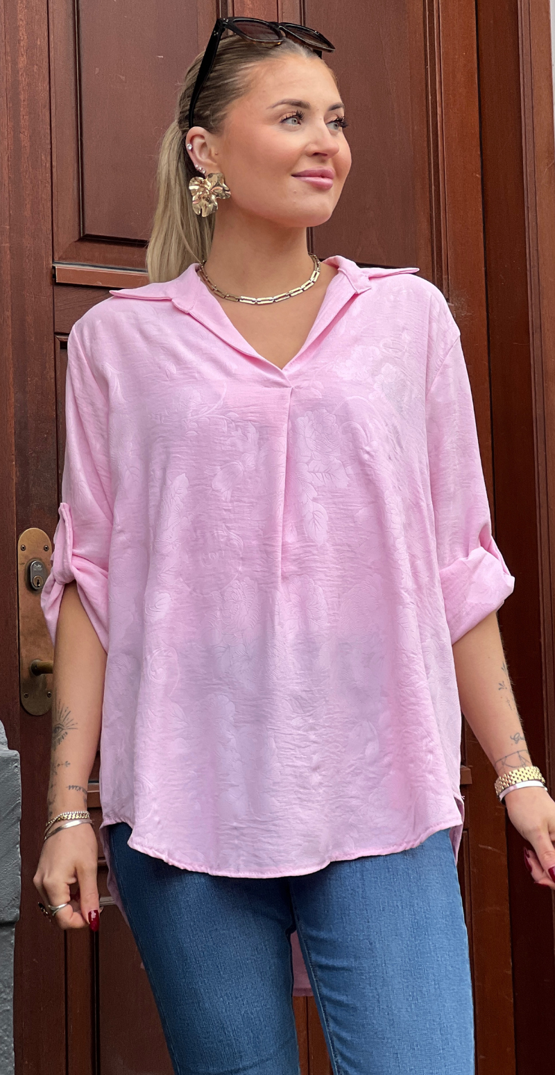 Amanda bluse med præget mønster og krave pink LikeLondon