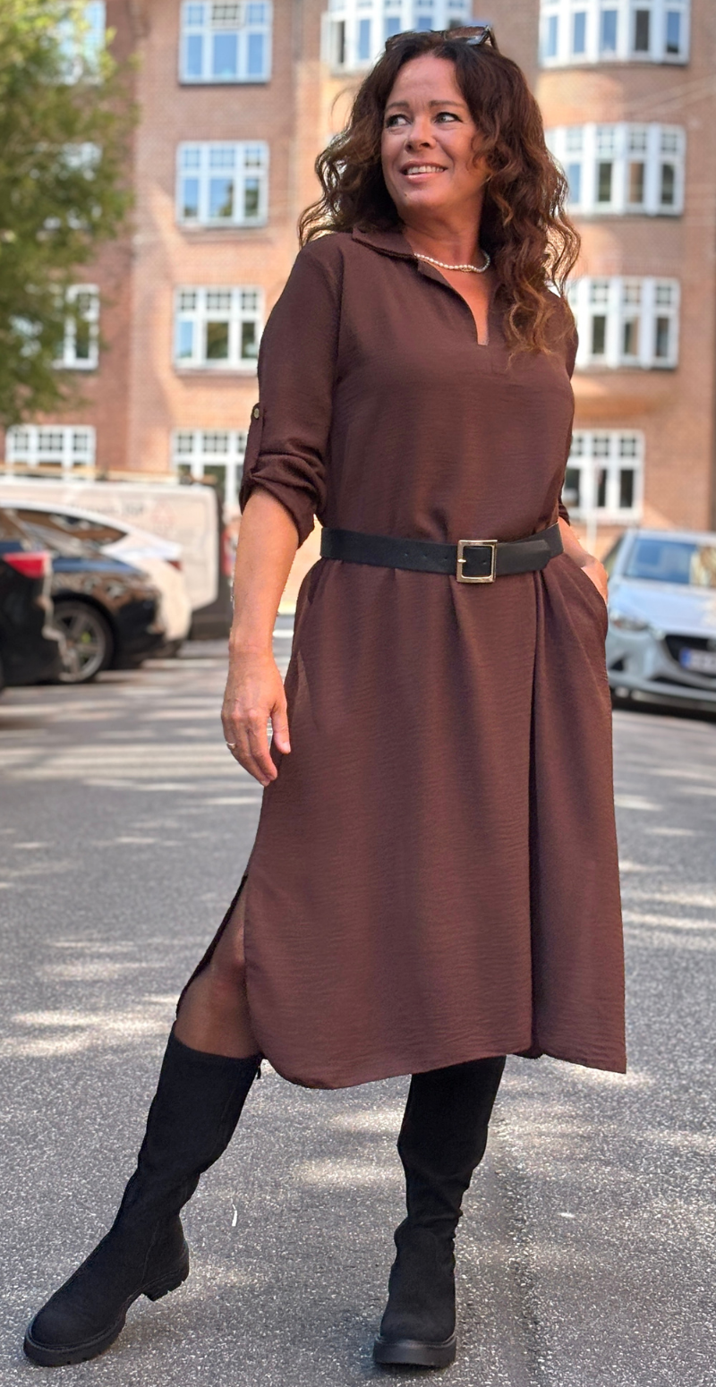 Tilly kjole med v-hals, krave og slids brun LikeLondon
