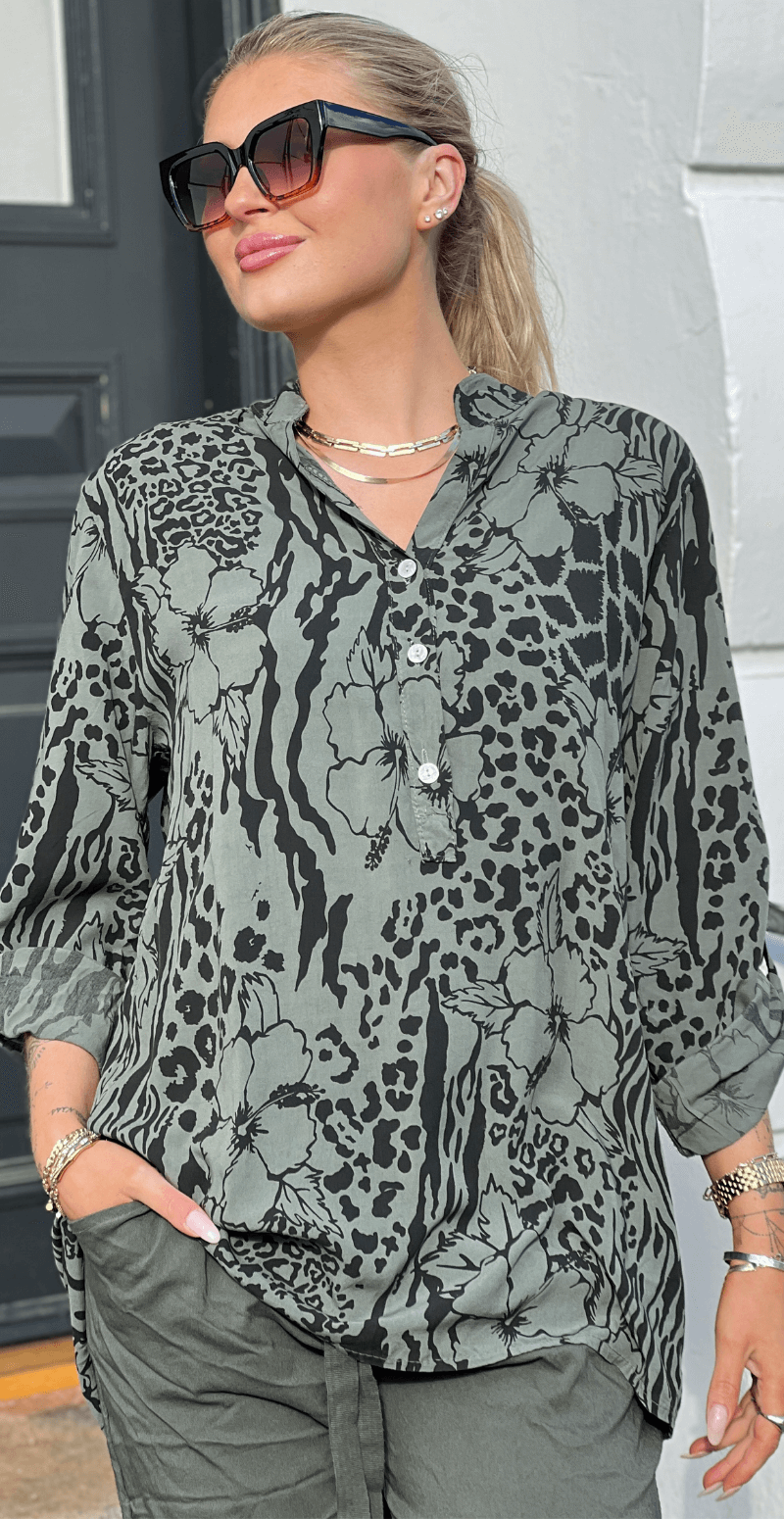 Justine bluse med blomster og leopardmønster khaki LikeLondon