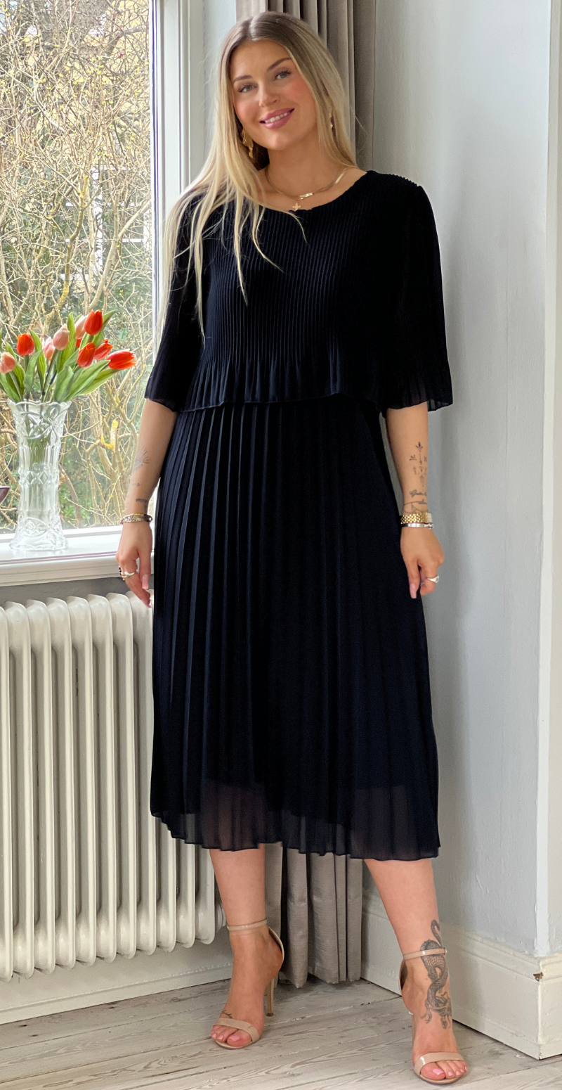 Forudbestil uge 15 Carmen plisseret kjole med elastik i taljen navy LikeLondon