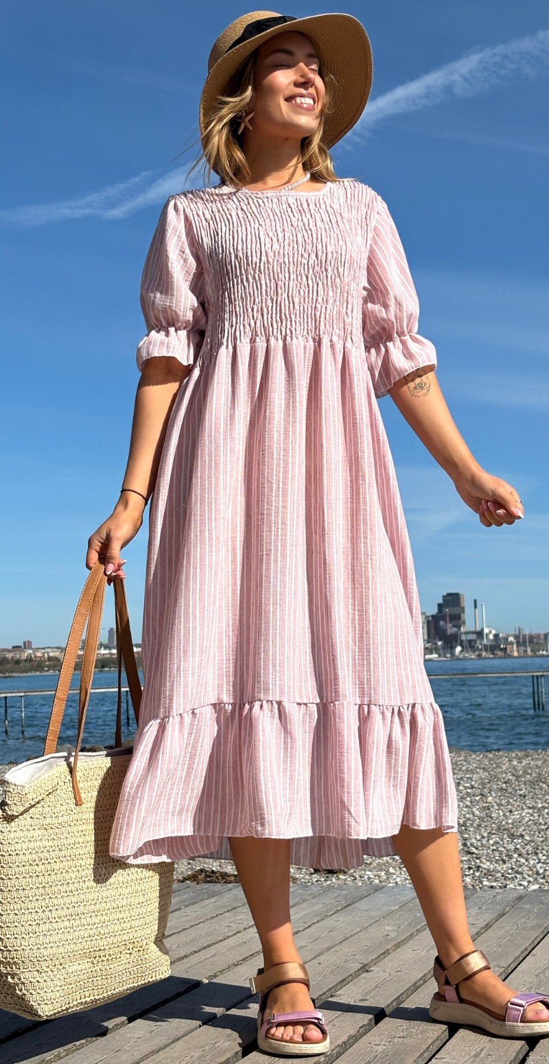Merle stribet kjole med smock og pufærme rosa LikeLondon