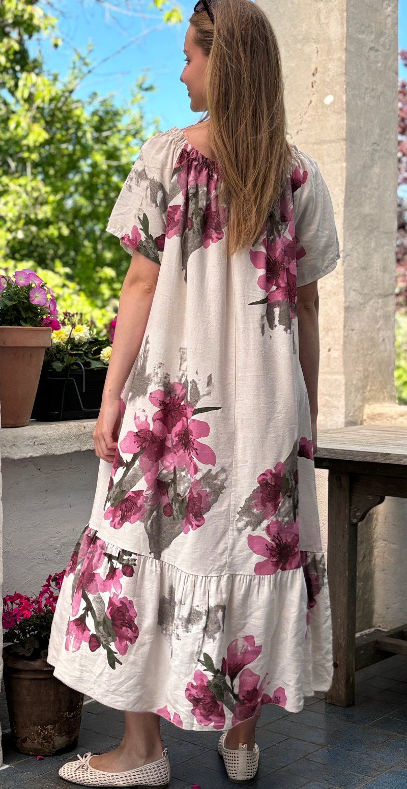 Eloise lang kjole med blomsterprint og peplumkant beige LikeLondon
