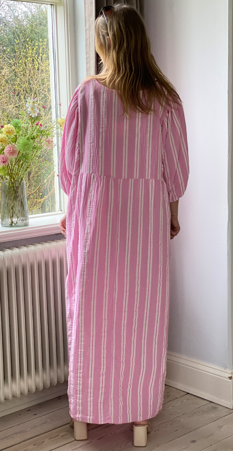 Zira lang kjole med grafisk mønster og v-hals pink LikeLondon
