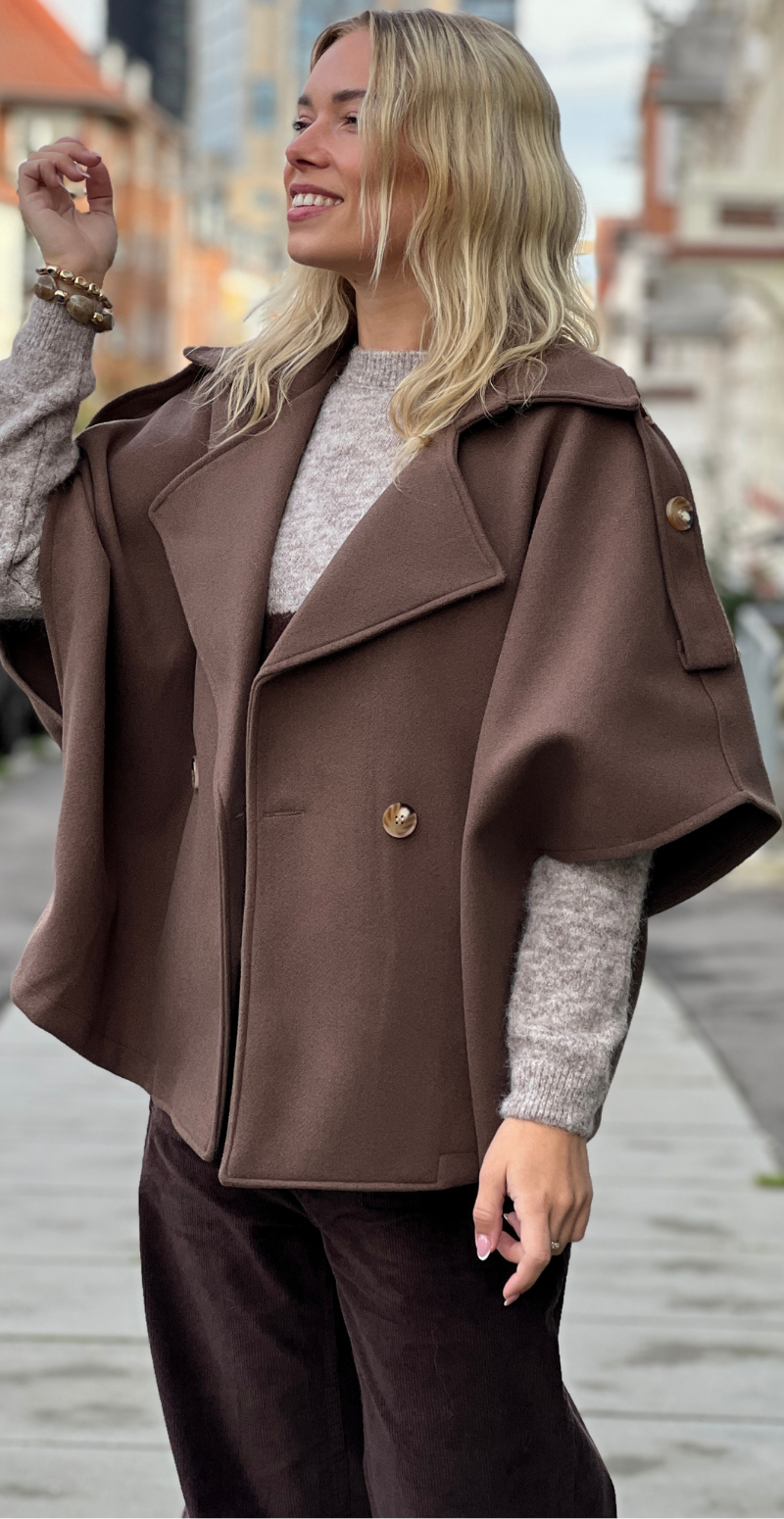 Cleo kort poncho jakke med knapper fortil og korte ærmer mocca LikeLondon
