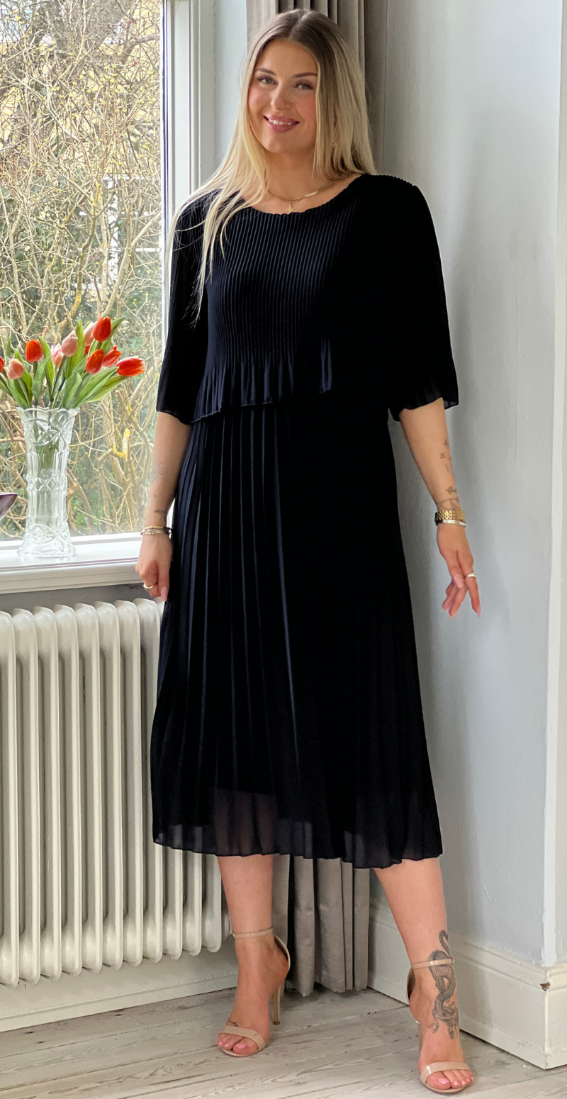 Forudbestil uge 15 Carmen plisseret kjole med elastik i taljen navy LikeLondon