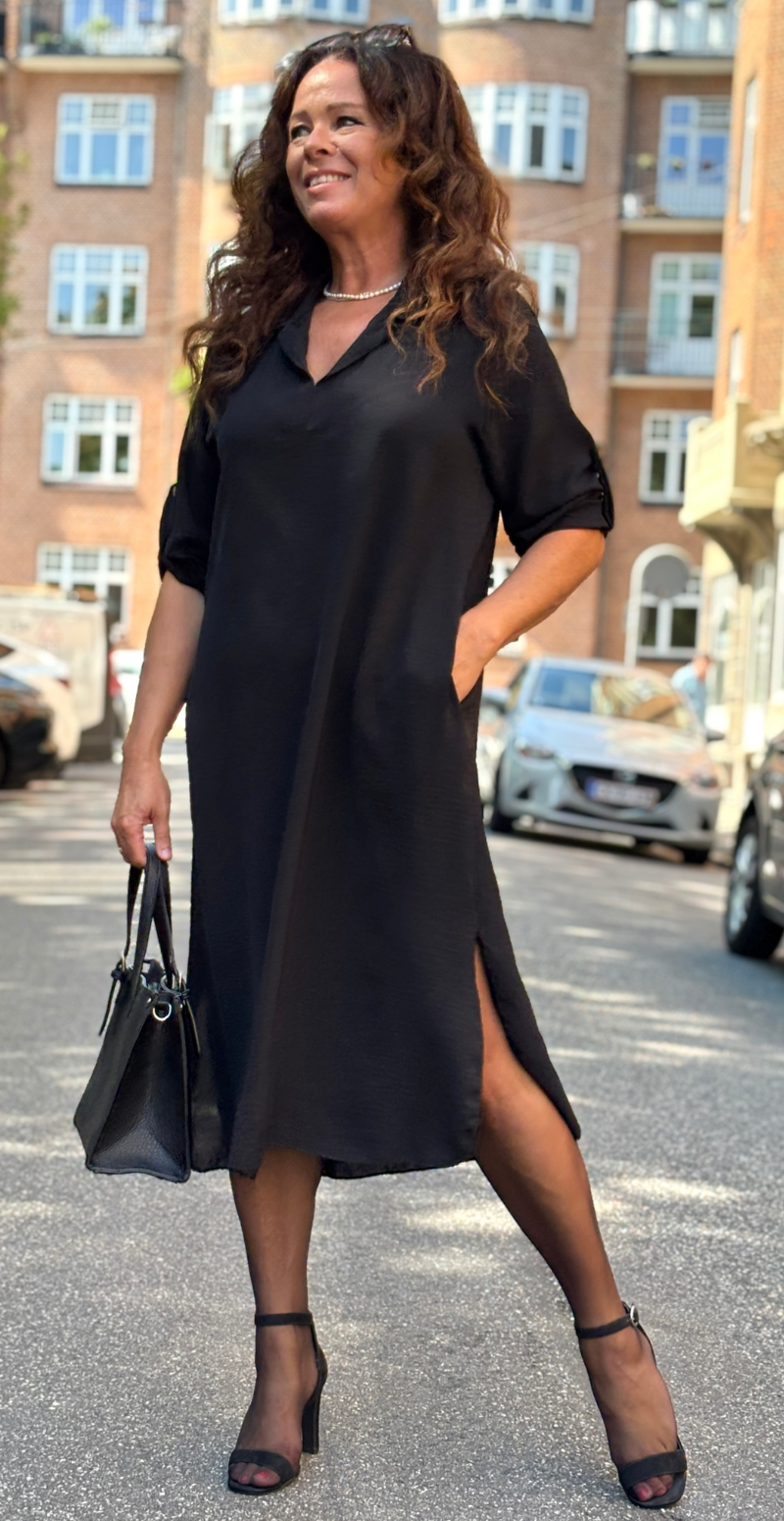 Tilly kjole med v-hals, krave og slids sort LikeLondon