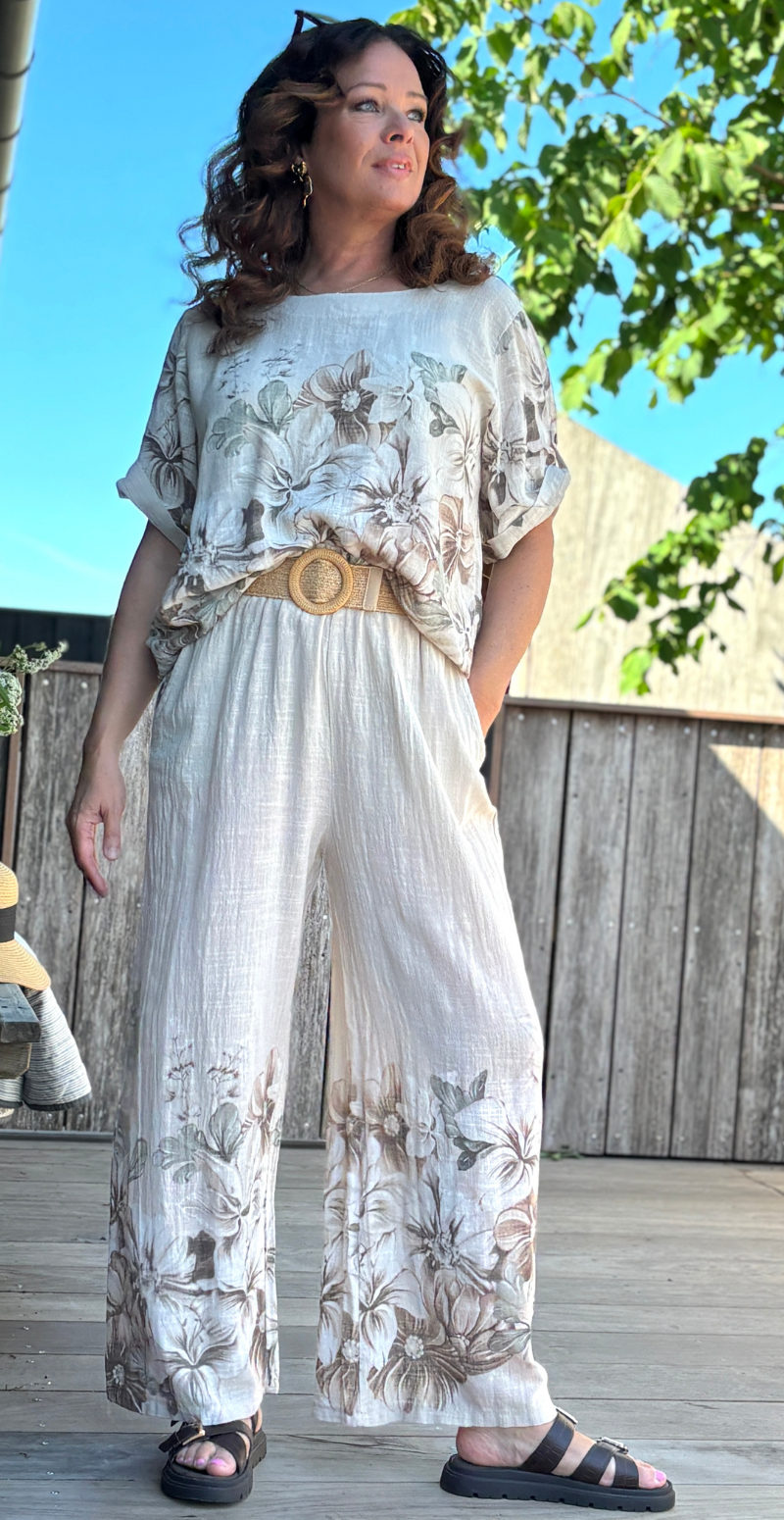 Arista sæt med bukser og bluse med blomsterprint beige LikeLondon