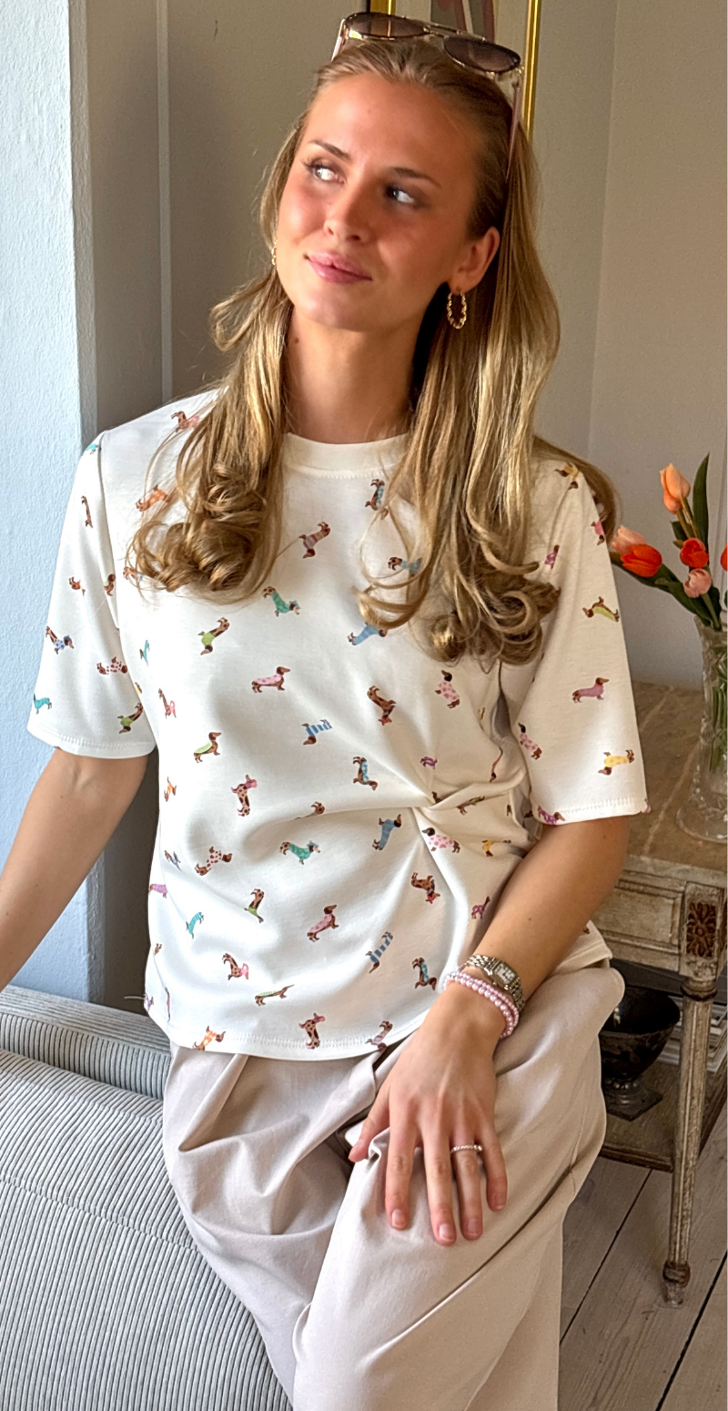Forudbestil uge 11 Mya bluse med kort ærme og små hunde creme LikeLondon