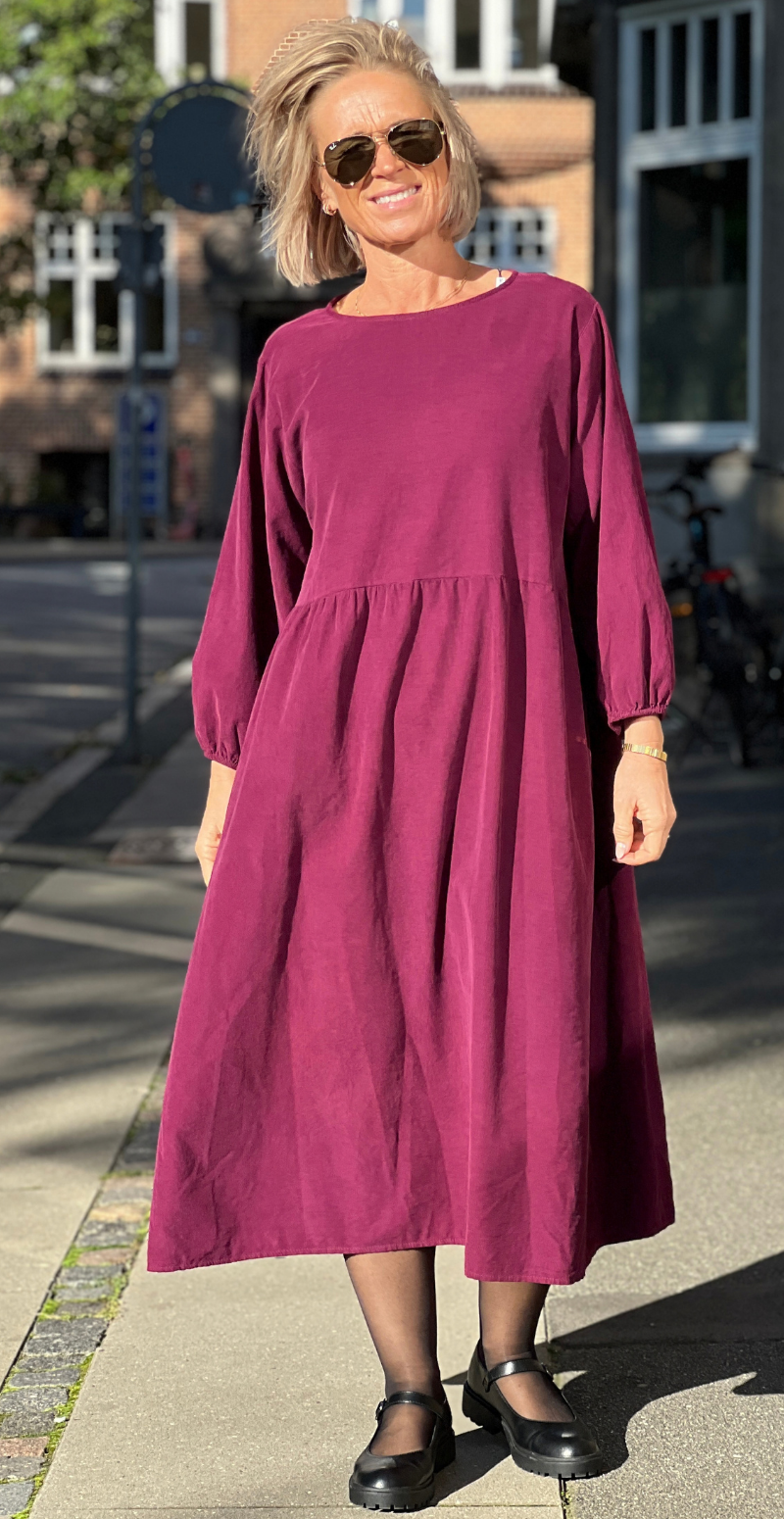Babette fløjlskjole med lommer og 3/4 ærmer blomme LikeLondon