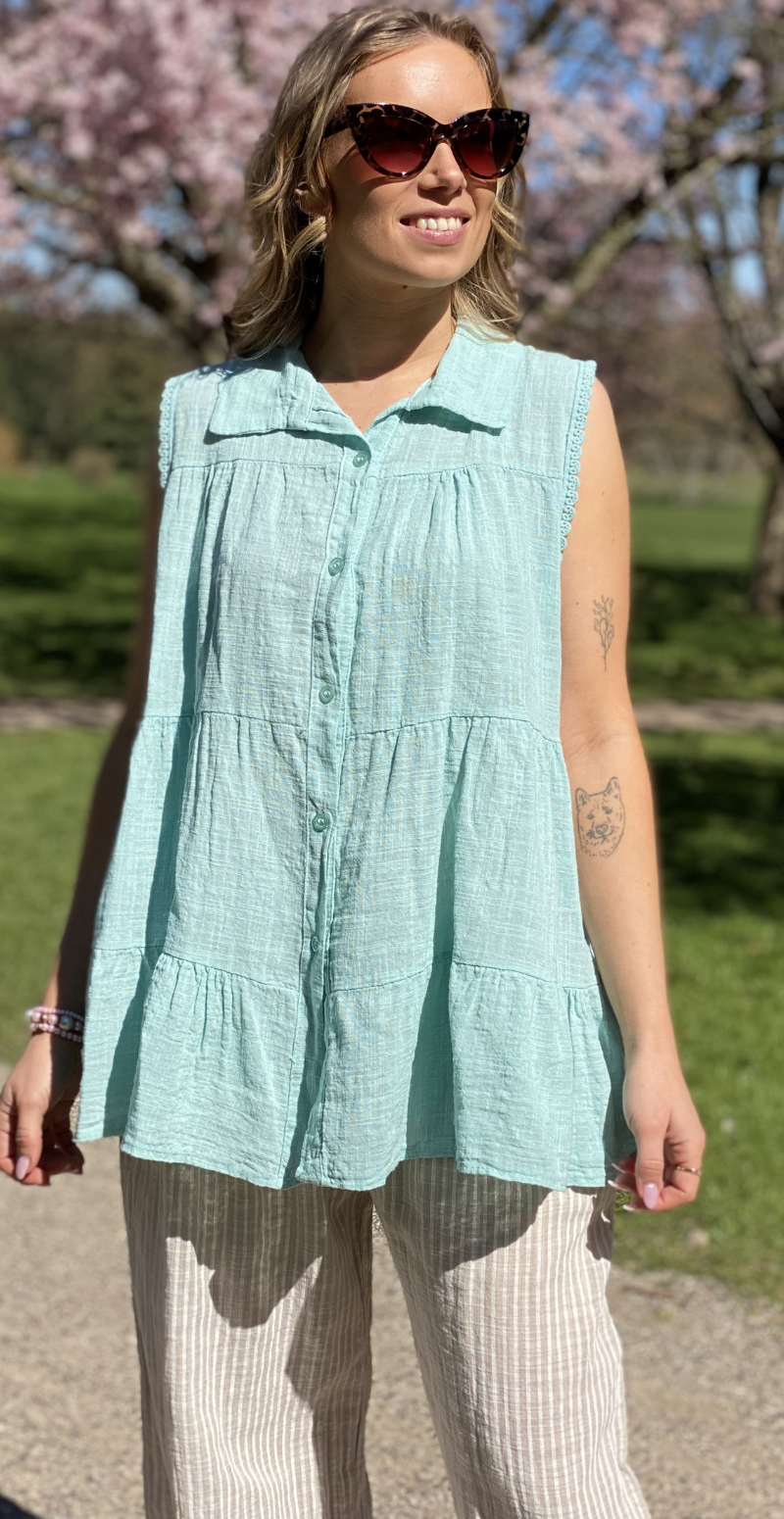 Rinda bluse uden ærmer med peplum og hæklede detaljer mint LikeLondon