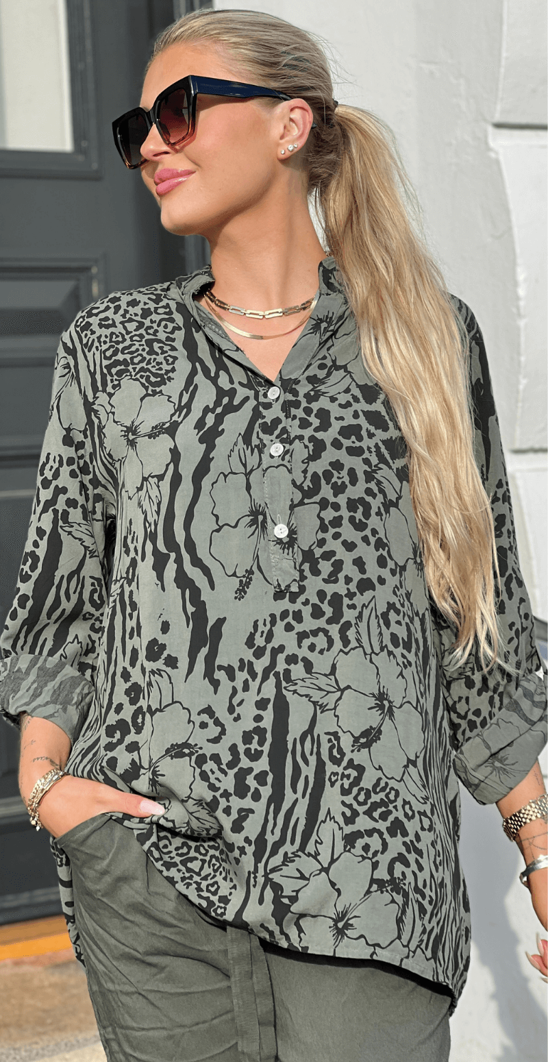 Justine bluse med blomster og leopardmønster khaki LikeLondon