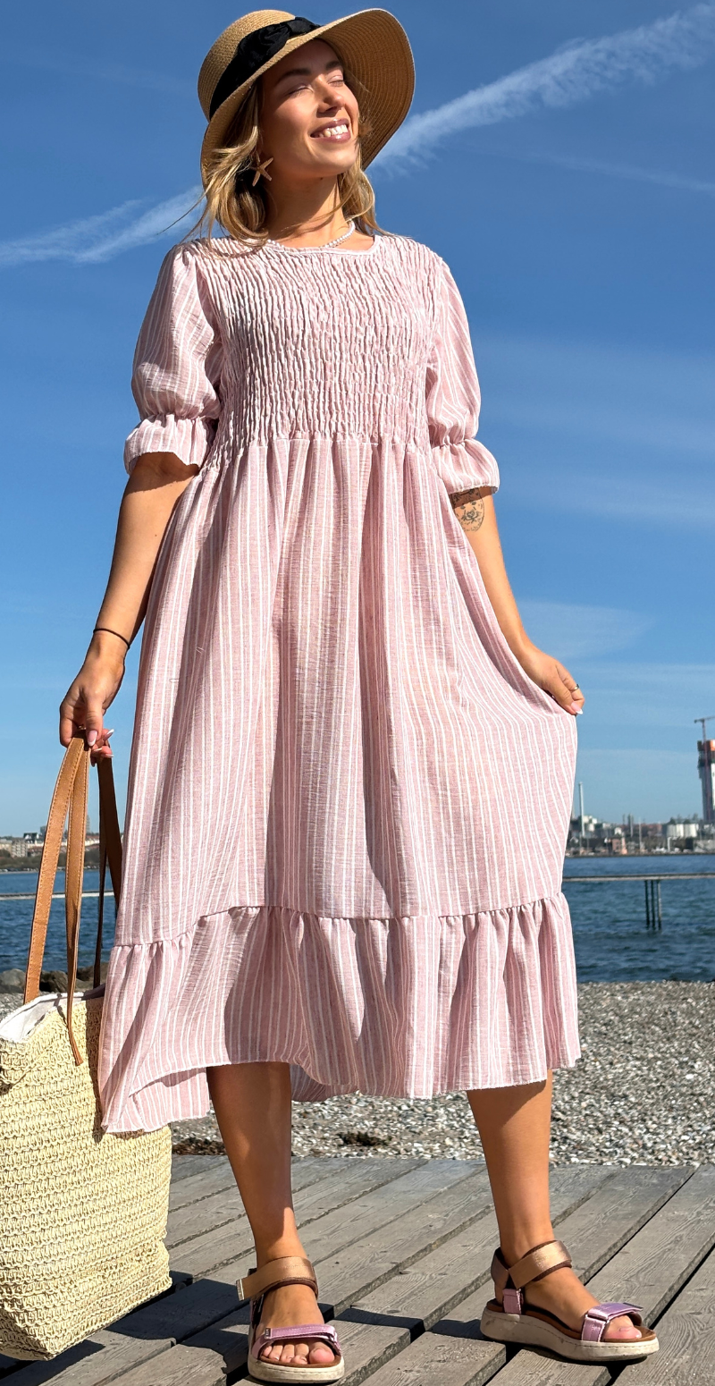 Merle stribet kjole med smock og pufærme rosa LikeLondon