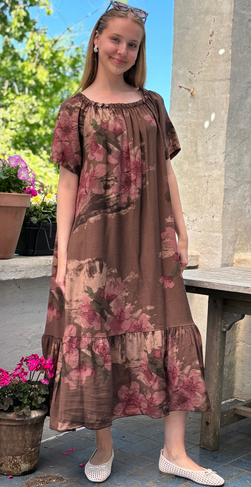 Eloise lang kjole med blomsterprint og peplumkant brun LikeLondon