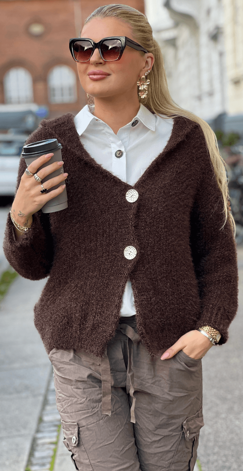 Saseline cardigan med hætte og guldknapper brun LikeLondon