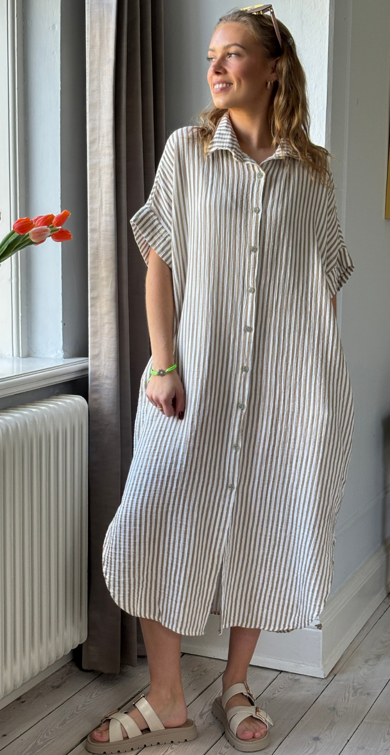 Ilia gennemknappet og stribet kjole i musselin fango LikeLondon