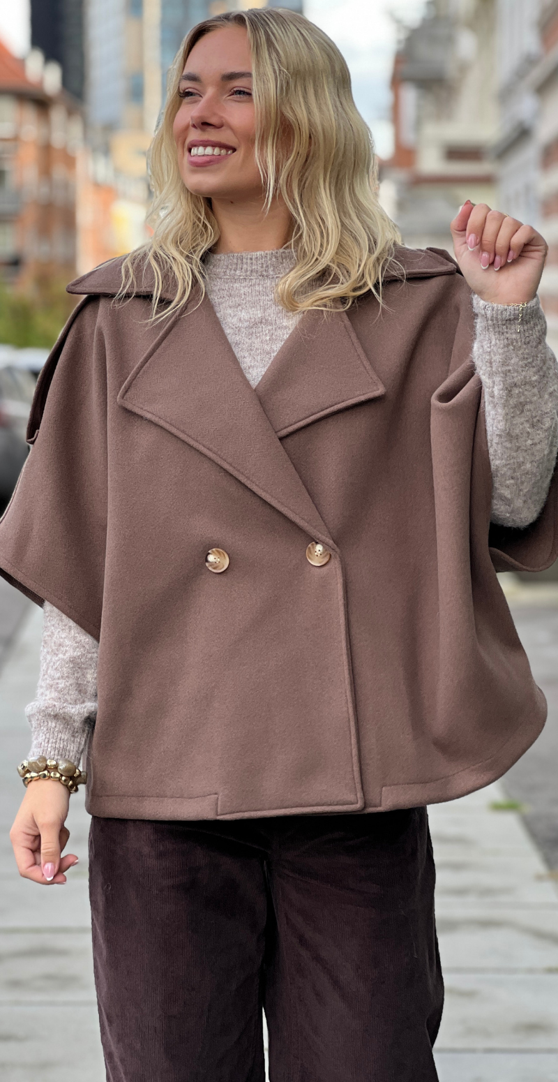 Cleo kort poncho jakke med knapper fortil og korte ærmer mocca LikeLondon