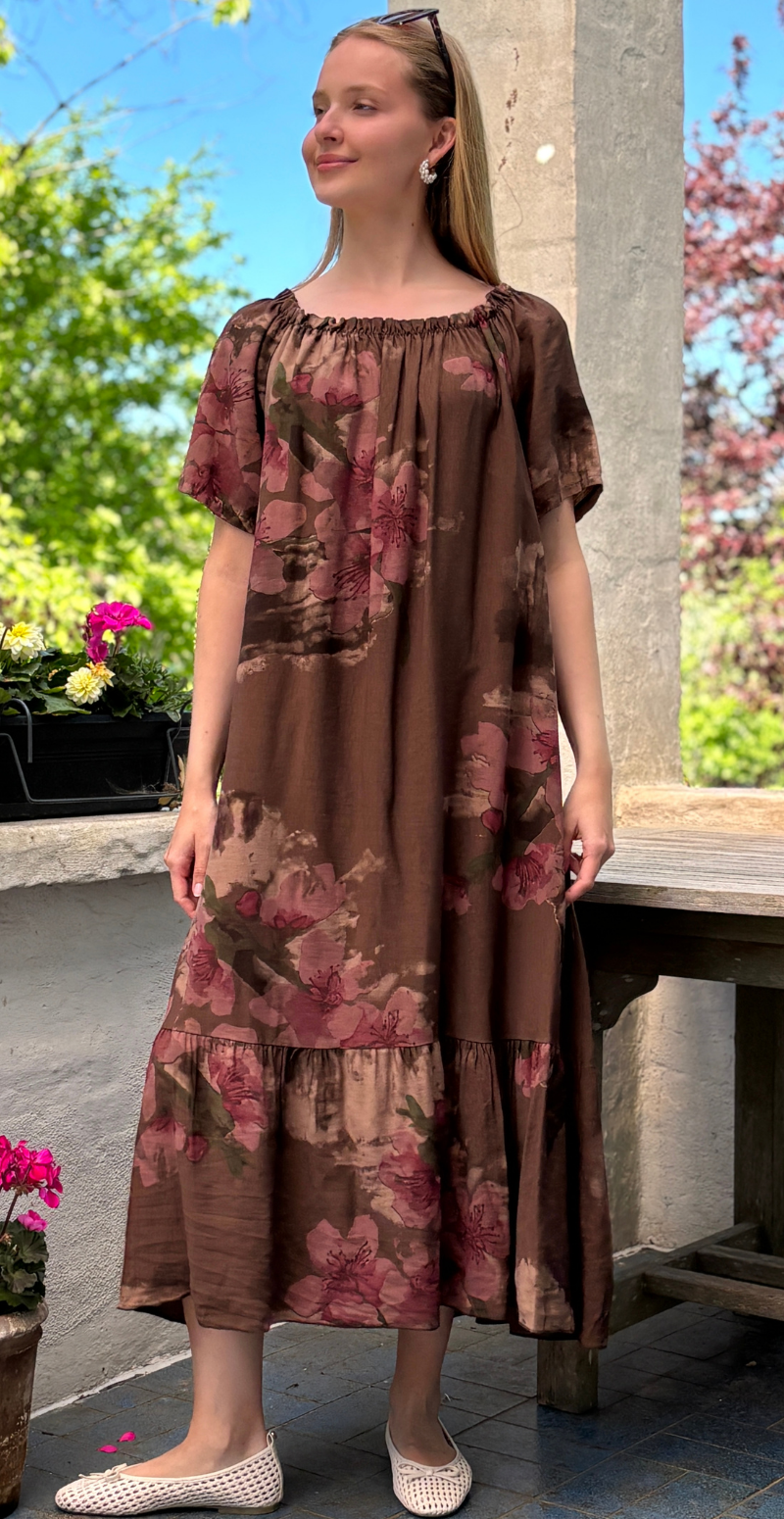 Eloise lang kjole med blomsterprint og peplumkant brun LikeLondon