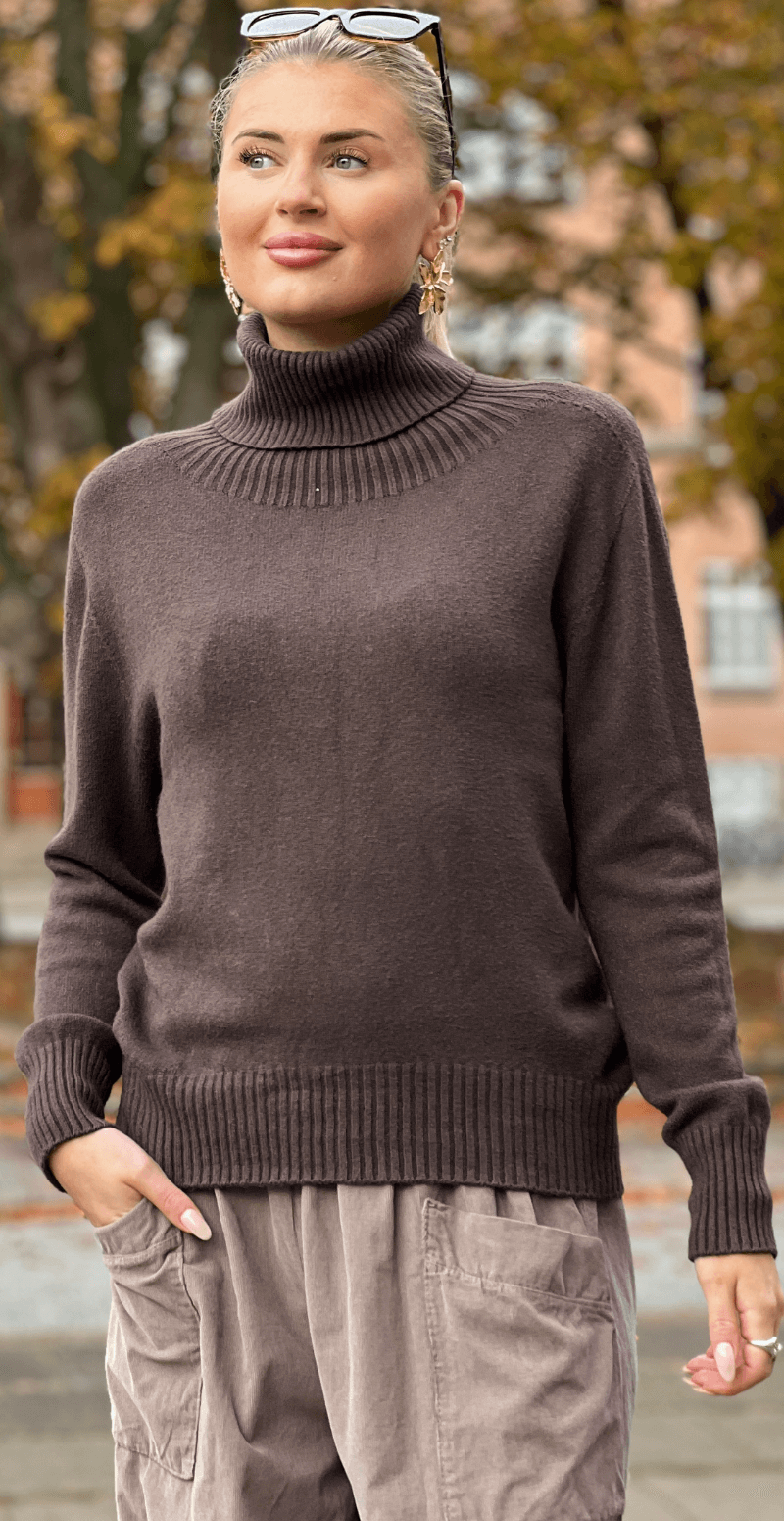 Abelone strik med rullekrave brun LikeLondon