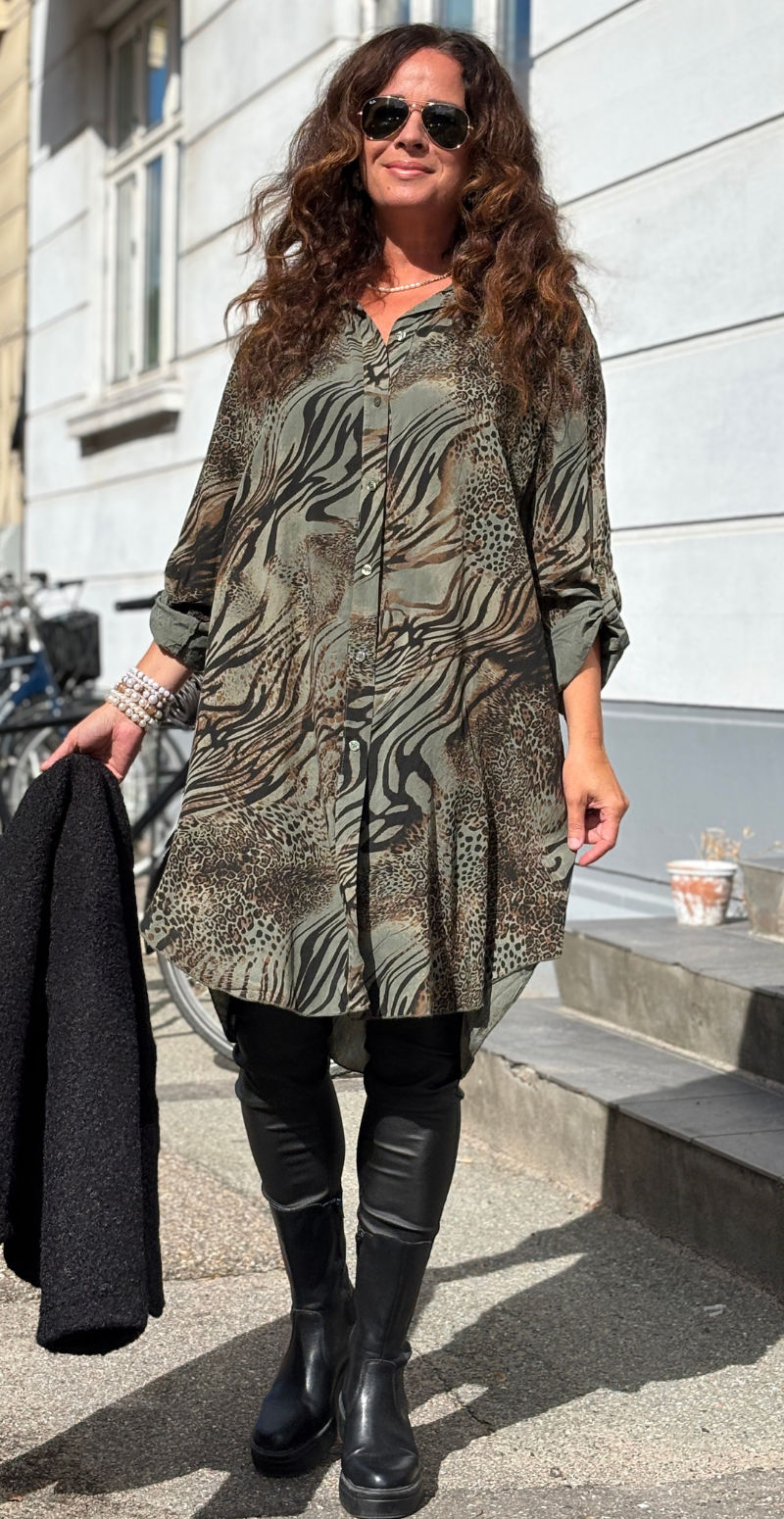 Josie tunika med knapper og dyreprint khaki LikeLondon