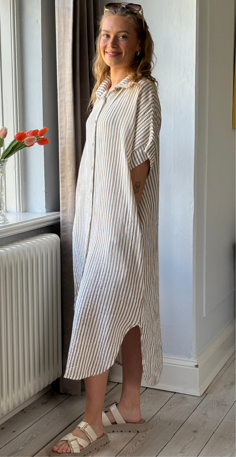 Ilia gennemknappet og stribet kjole i musselin fango LikeLondon