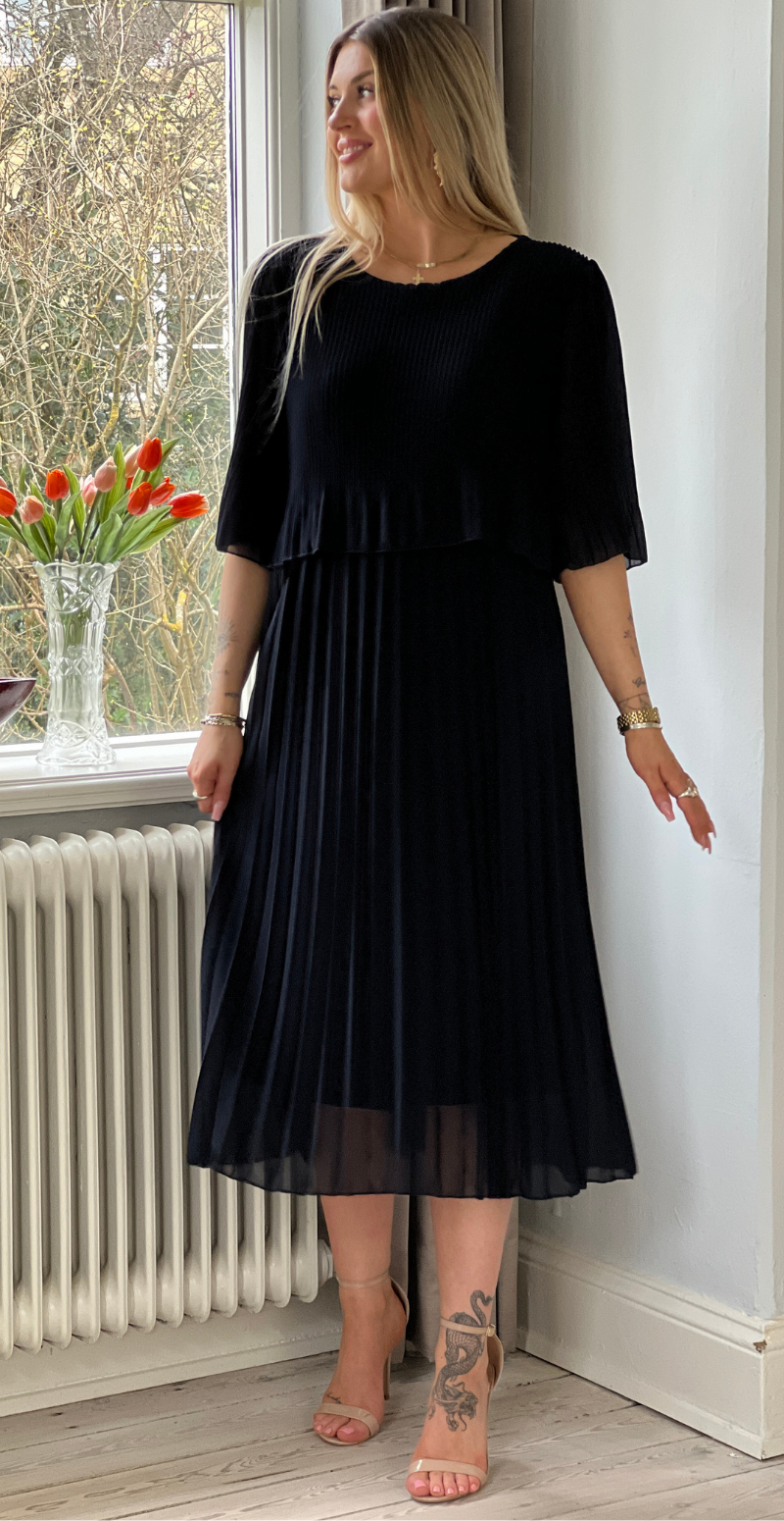 Forudbestil uge 15 Carmen plisseret kjole med elastik i taljen navy LikeLondon
