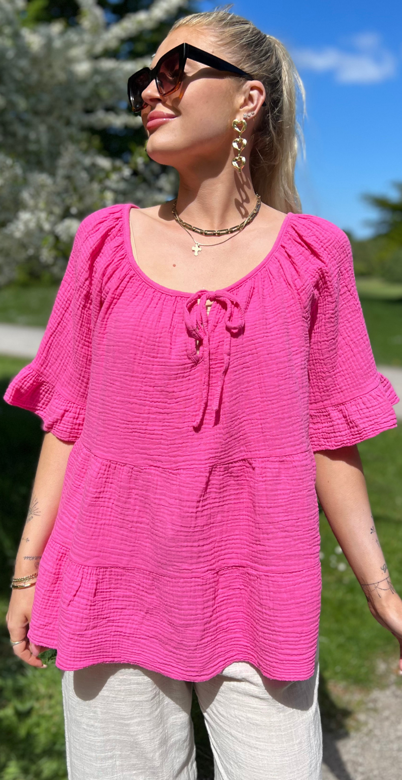 Marilyn bluse med bred halsudskæring og bindebånd fuchsia LikeLondon