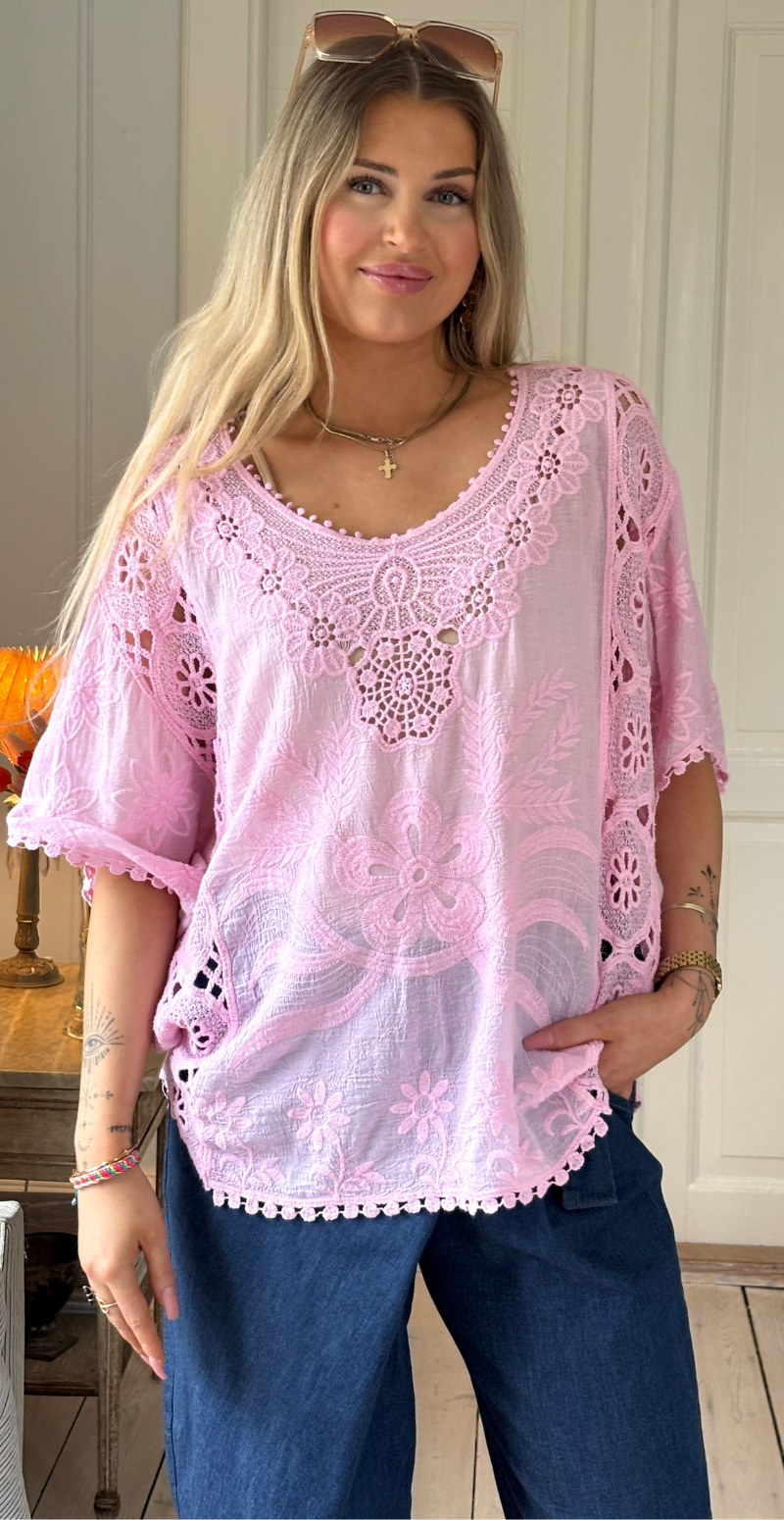 Myrna bluse med blondemotiv rosa LikeLondon