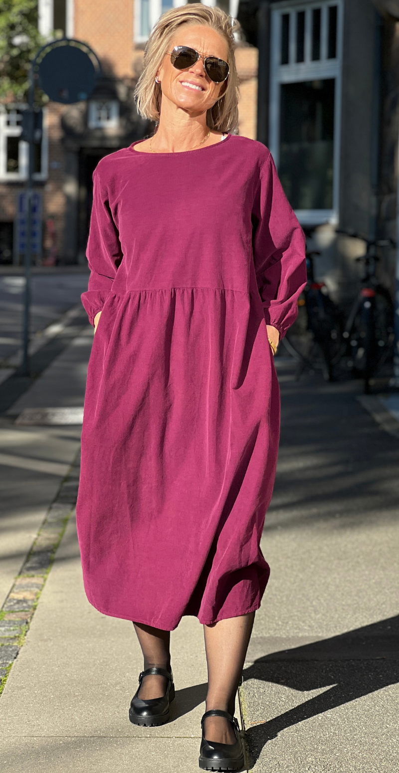 Babette fløjlskjole med lommer og 3/4 ærmer blomme LikeLondon