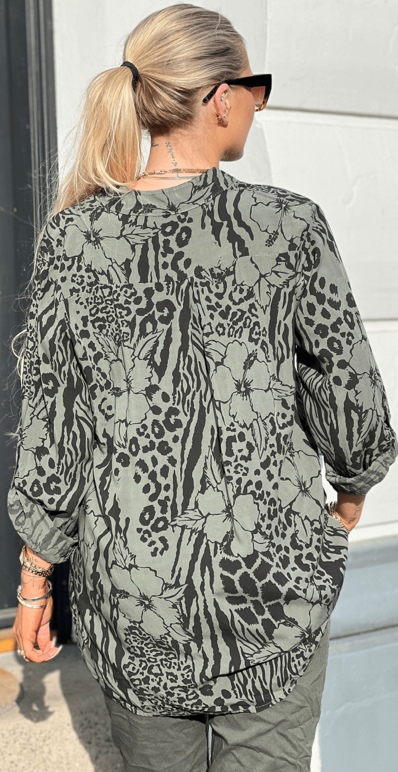Justine bluse med blomster og leopardmønster khaki LikeLondon