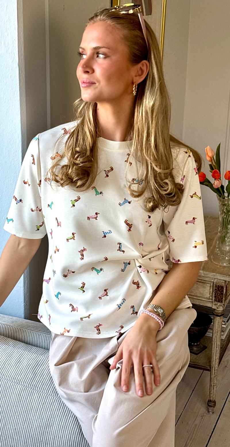 Forudbestil uge 11 Mya bluse med kort ærme og små hunde creme LikeLondon
