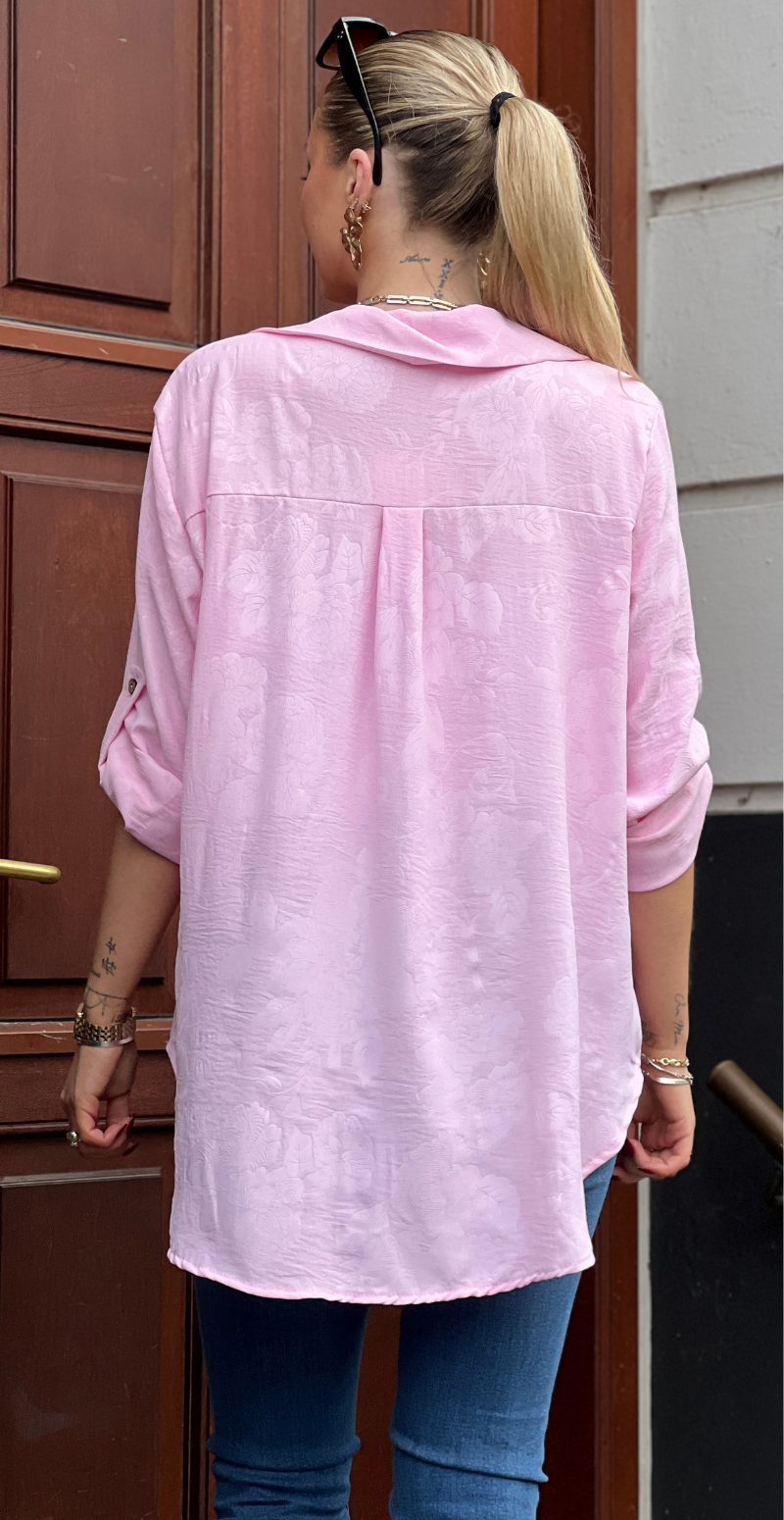 Amanda bluse med præget mønster og krave pink LikeLondon