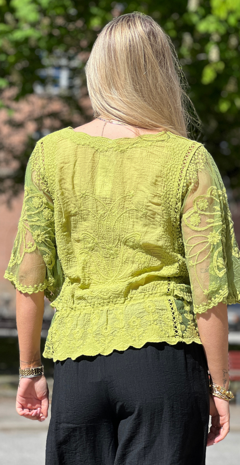 Lexi bluse med elastik i taljen og blonde lime LikeLondon