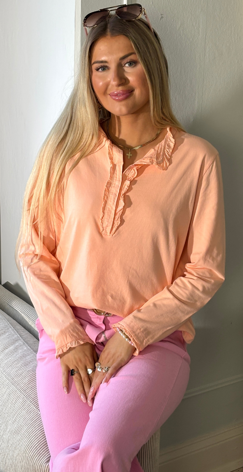 Alpha bluse med stolpelukning og flæsedetaljer peach LikeLondon