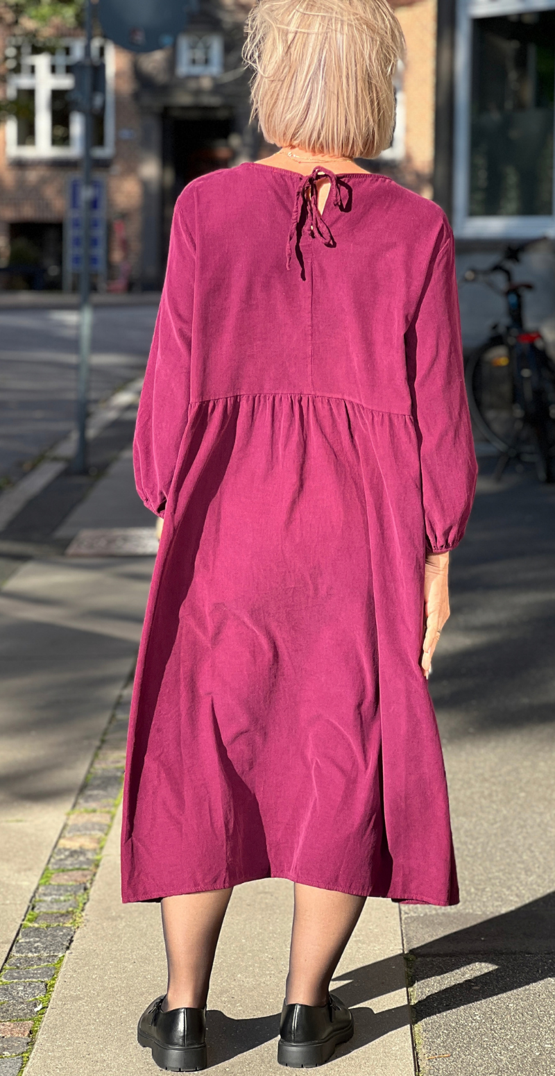 Babette fløjlskjole med lommer og 3/4 ærmer blomme LikeLondon