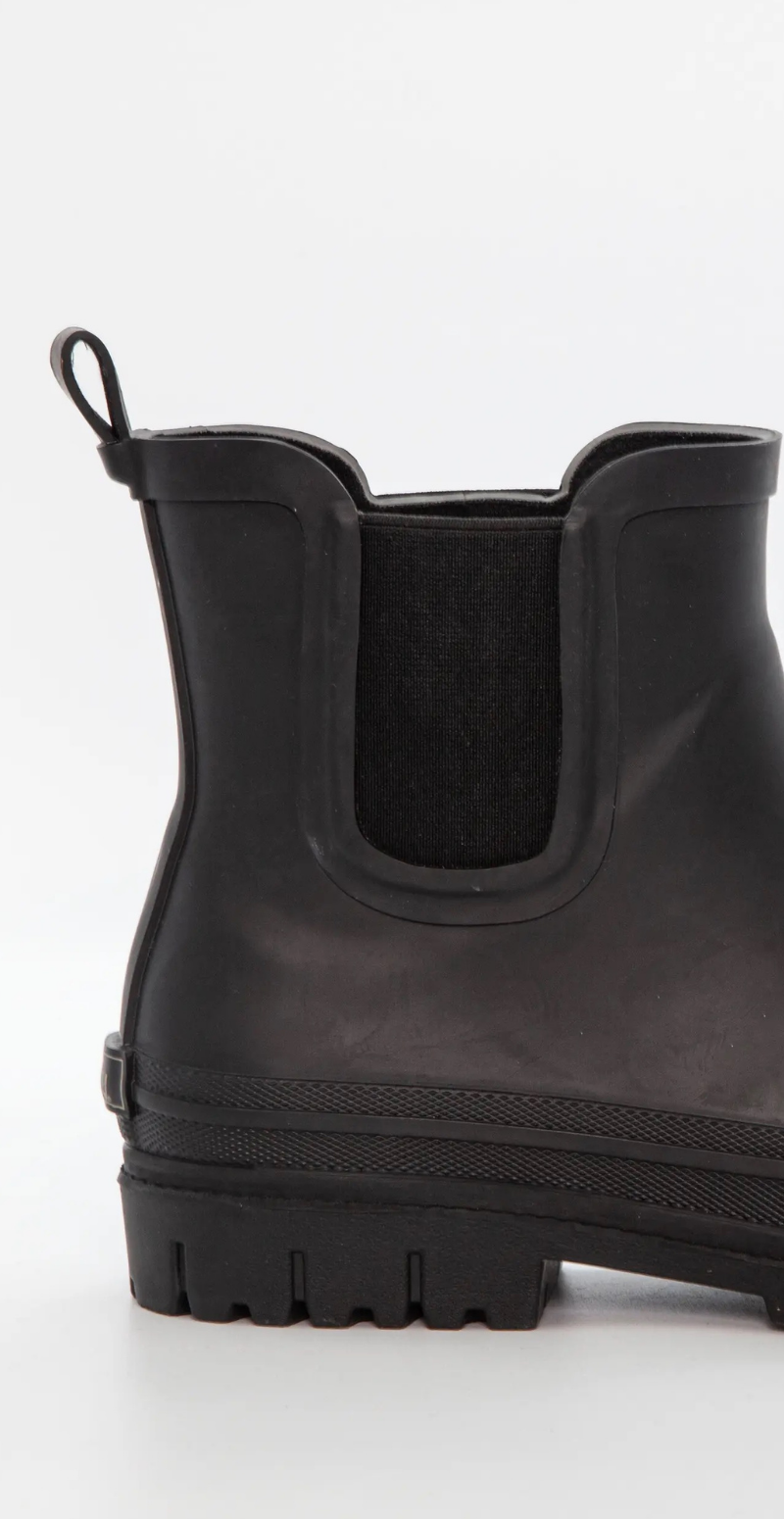 Gummistøvle med elastiske sidekile sort Duffy