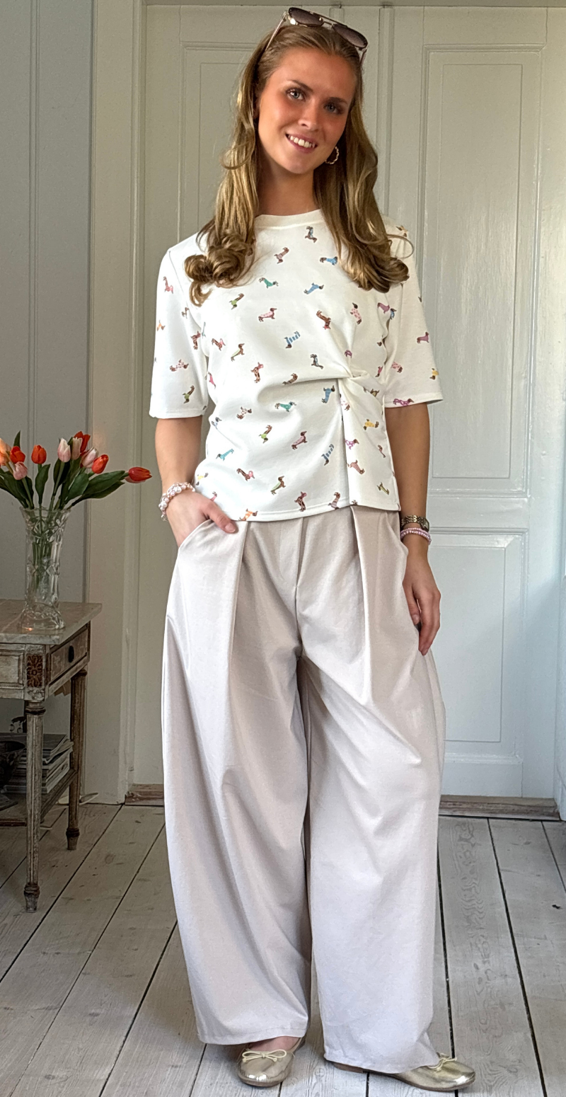 Forudbestil uge 11 Mya bluse med kort ærme og små hunde creme LikeLondon