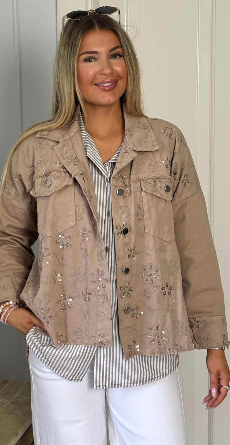 Laney canvas jakke med broderede blomster og pailletter camel LikeLondon