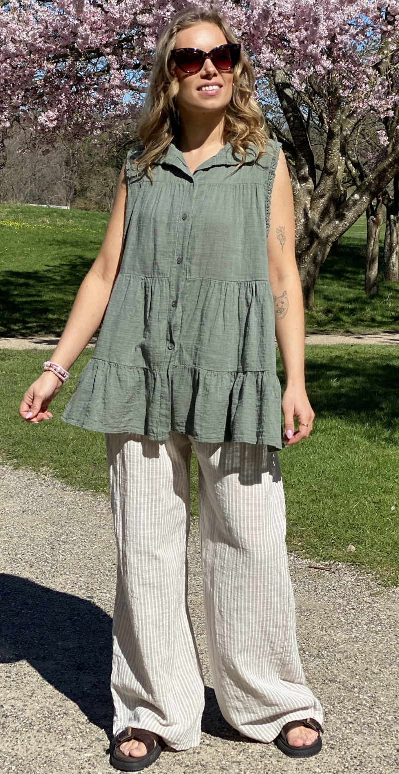 Rinda bluse uden ærmer med peplum og hæklede detaljer khaki LikeLondon